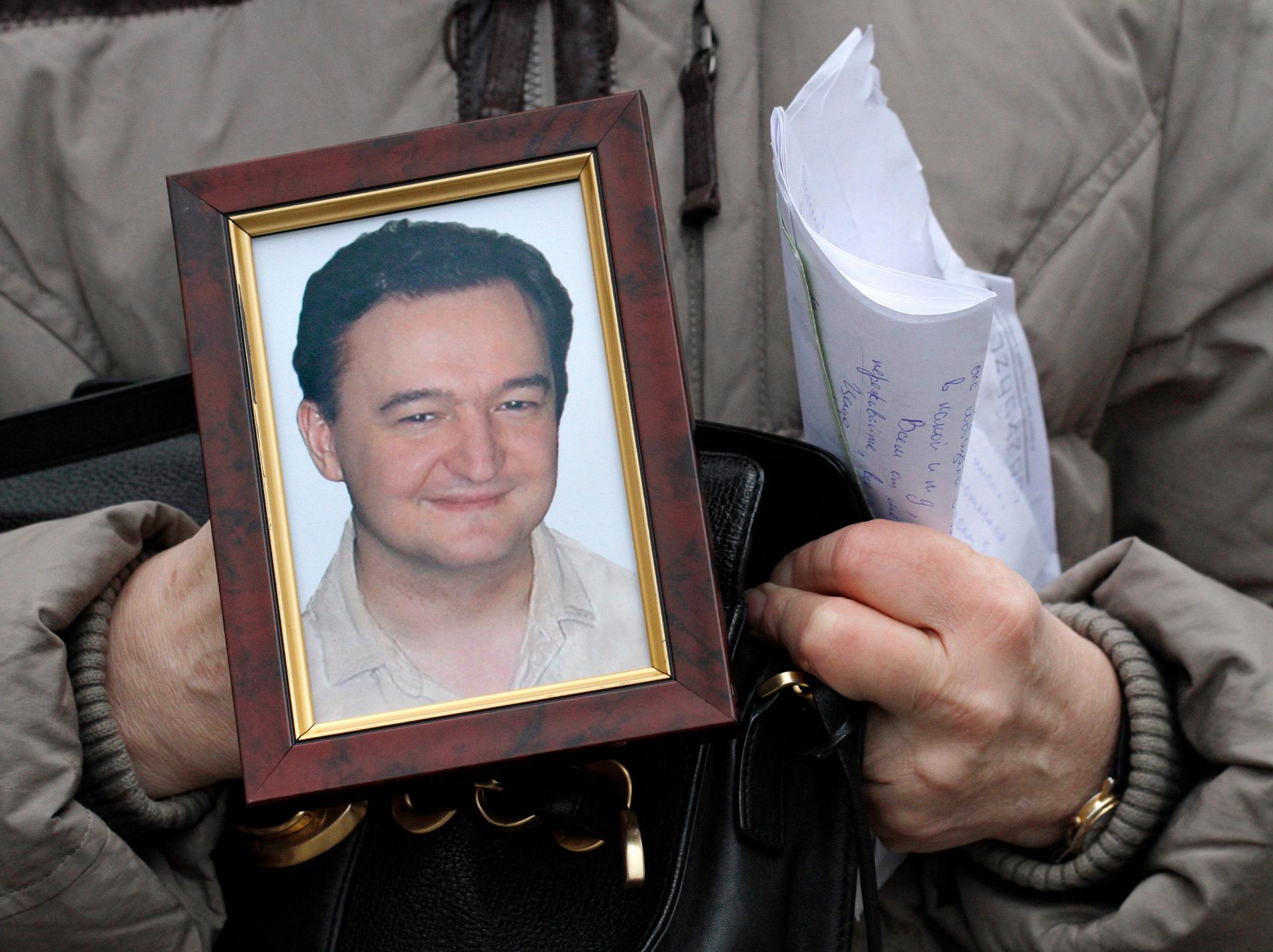 Sergej Magnitskijs mamma visar upp ett foto på sin döde son. Arkivbild.