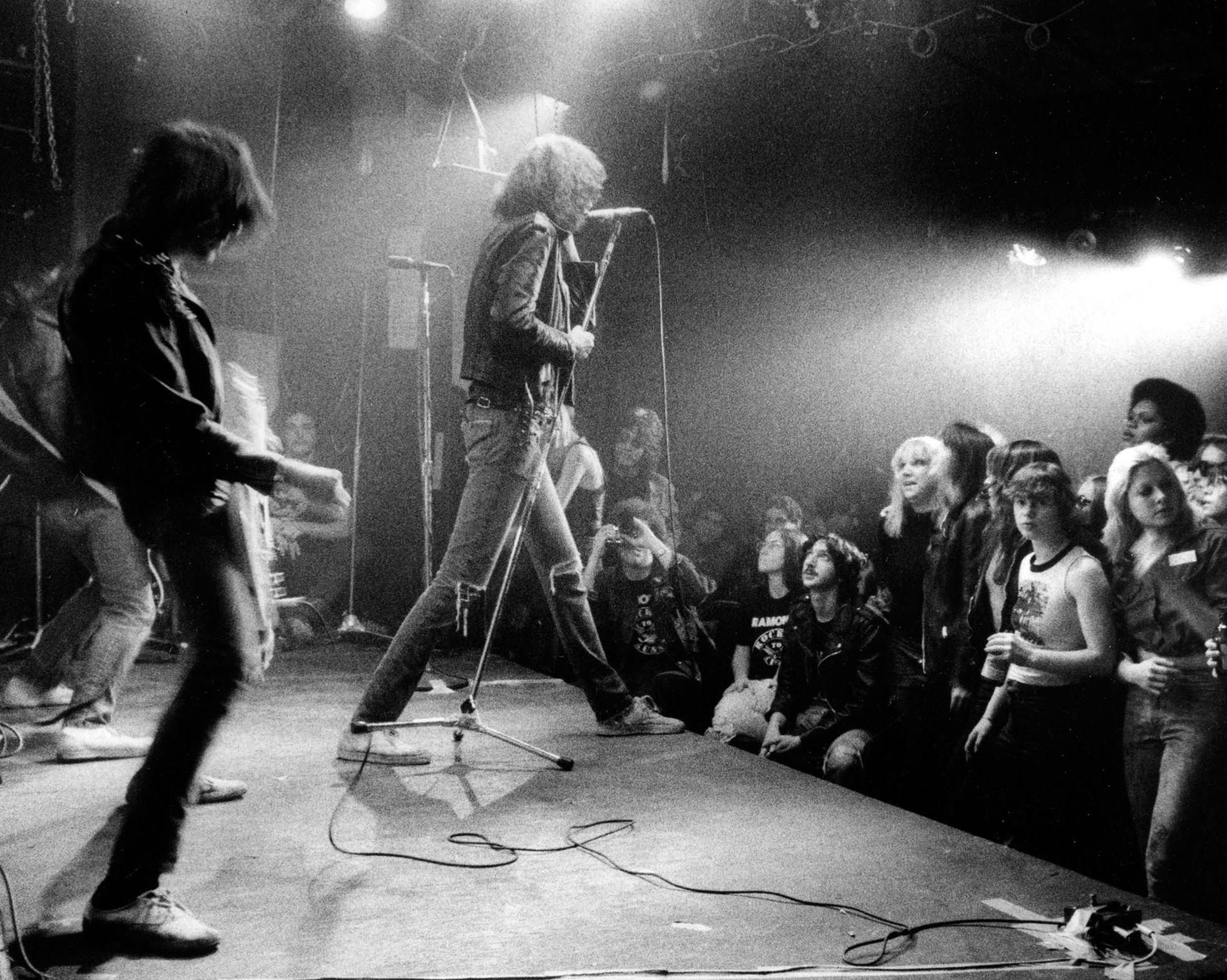 Johnny Ramone, till vänster och Joey Ramone från punkgruppen The Ramonesuppträder på CBGB's i New York i fotografiet från 1977. 