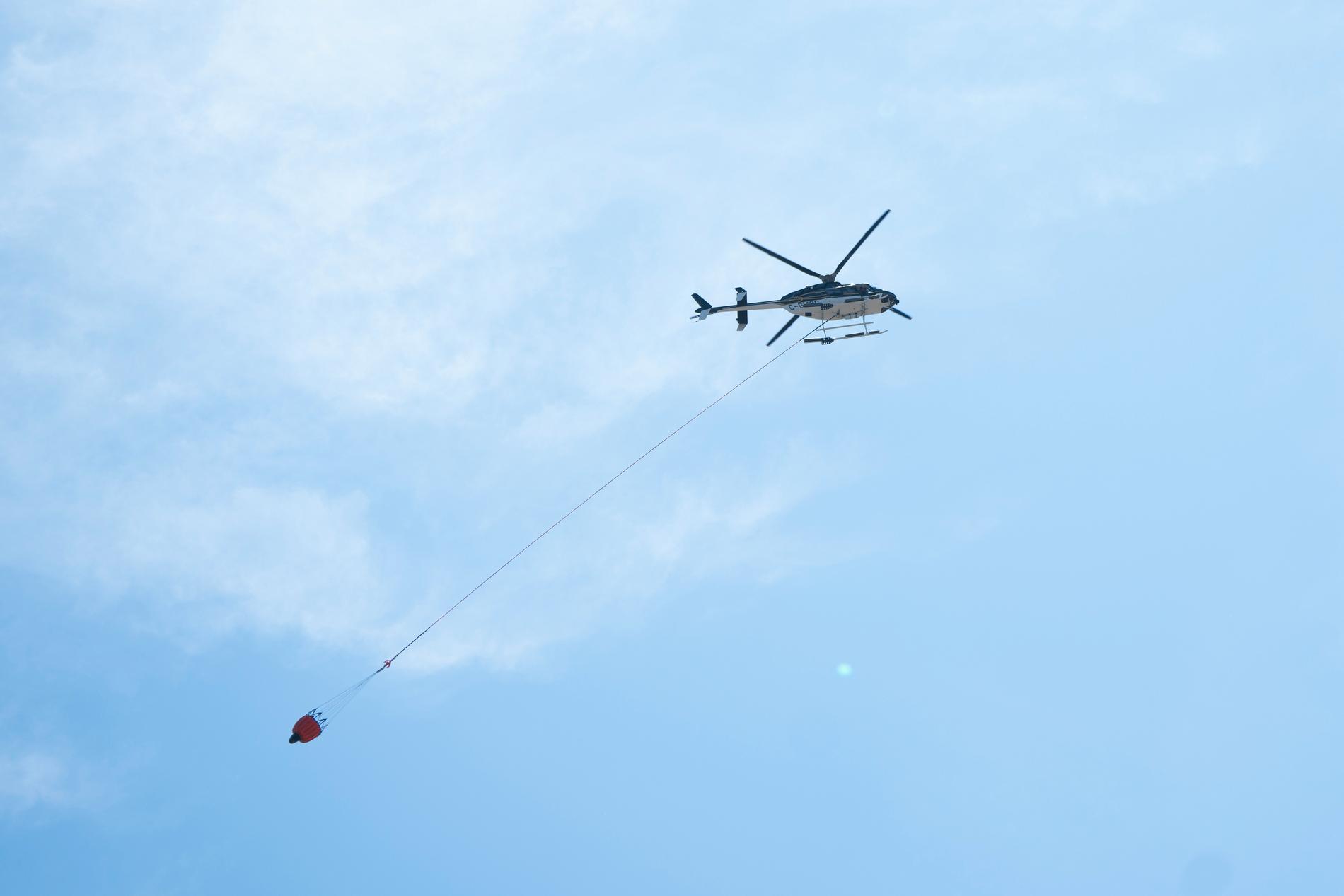 En helikopter med vattenbomber flyger över en skogsbrand i Tantallon i provinsen Nova Scotia i onsdags. Arkivbild.