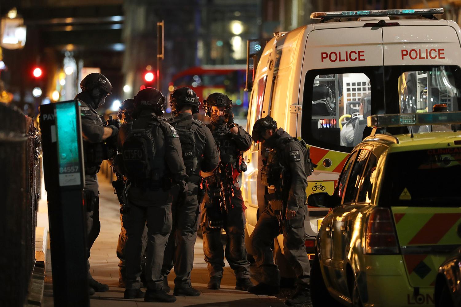 Brittiska polisens anti-terrorstyrka på plats vid London Bridge. 