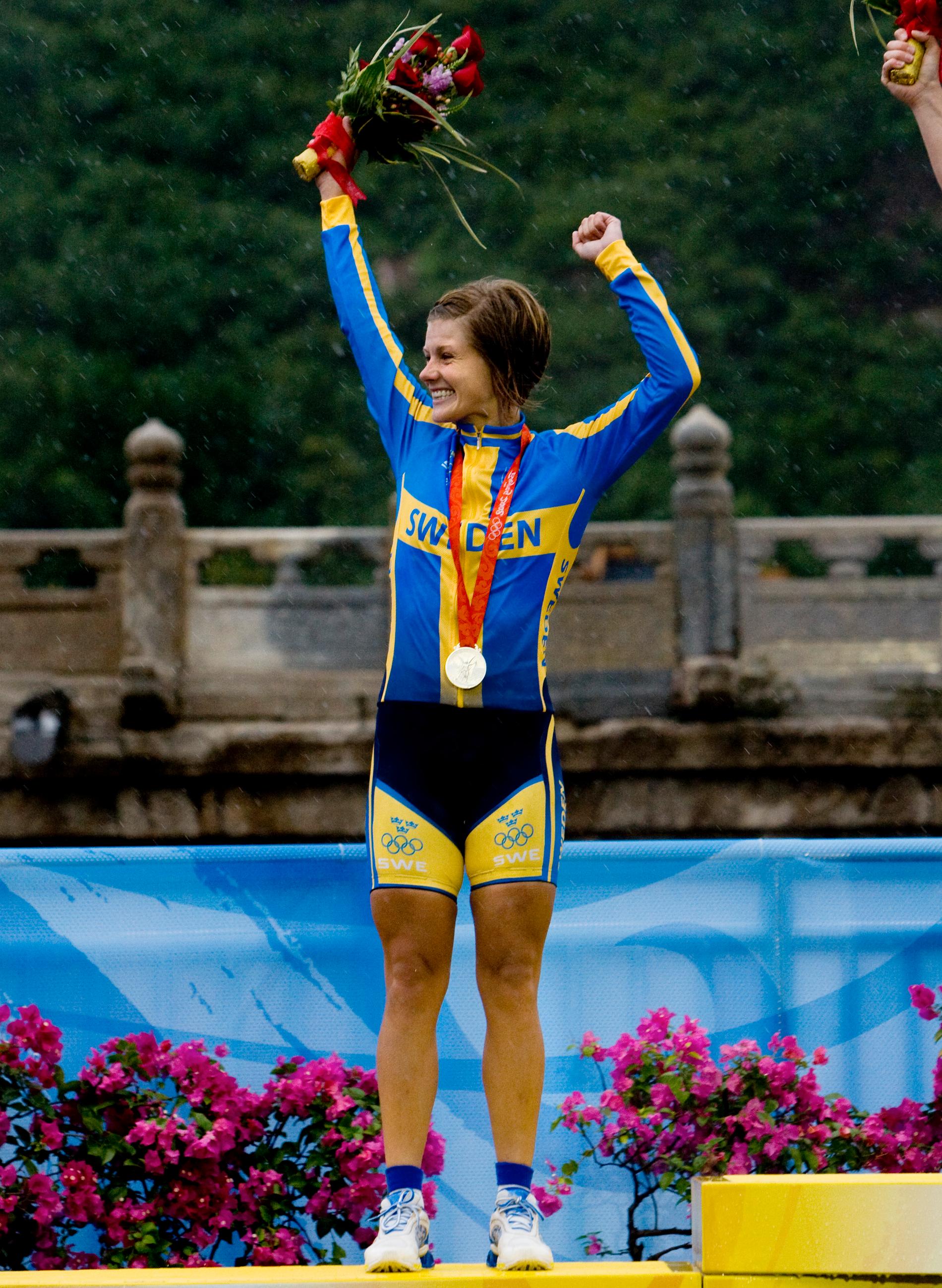 Johansson med sitt silver i Peking-OS 2008.