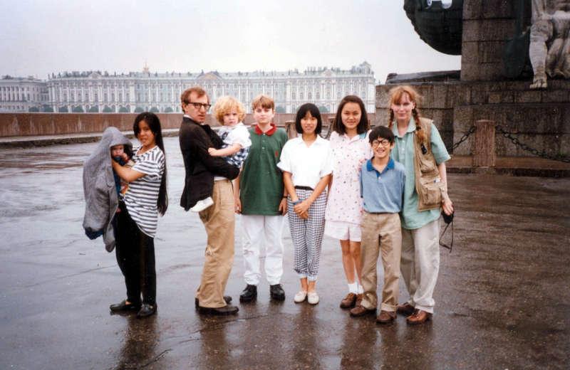 Familjebild i Sankt Petersburg: Ronan, Lark, Woody Allen, Dylan, Fletcher, Daisy, Soon-Yi, Moses och Mia Farrow.