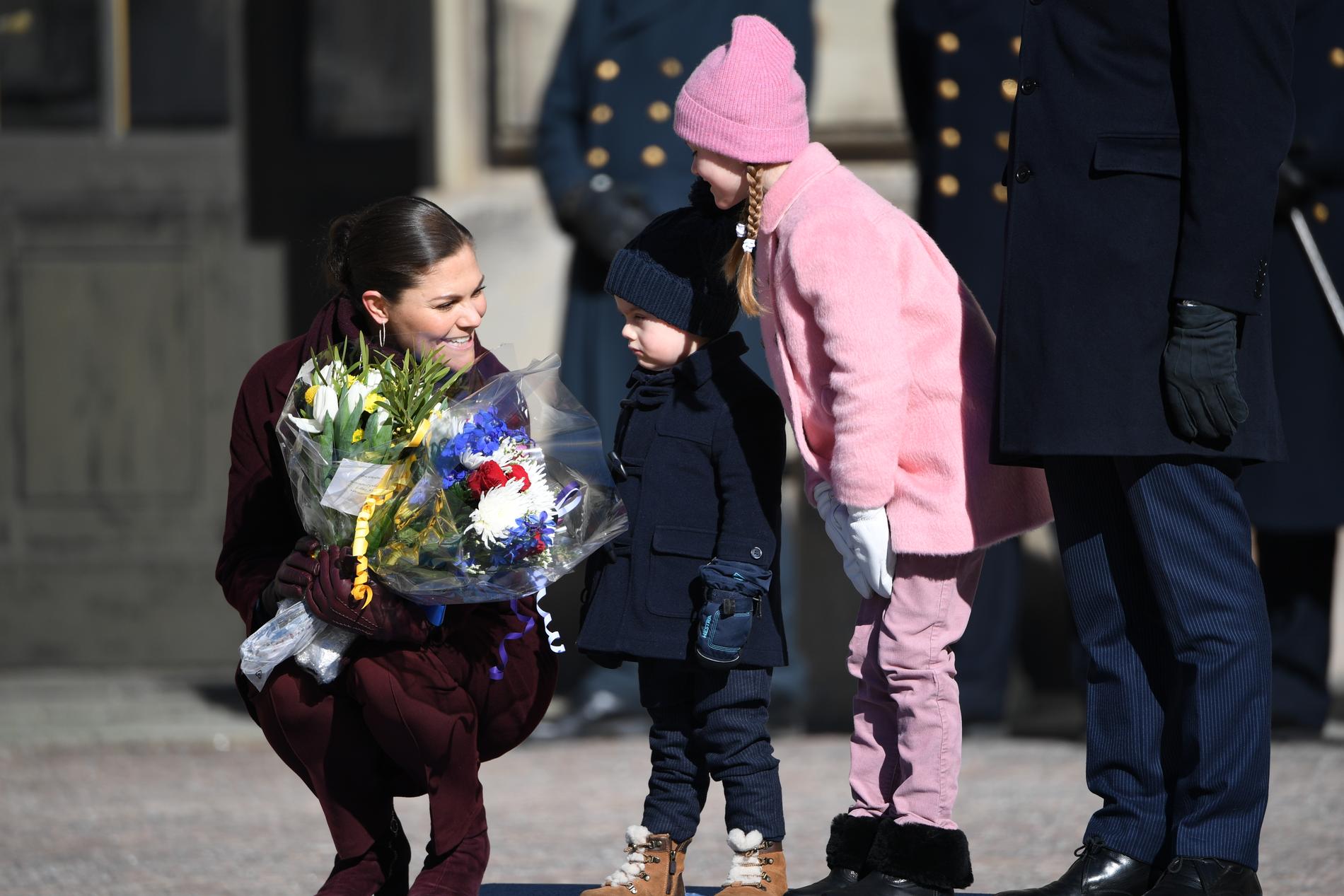 Kronprinsessan Victorias namnsdag firades på Stockholms slott på tisdagen. Hela familjen fanns med henne på inre borggården vid uppvaktandet.