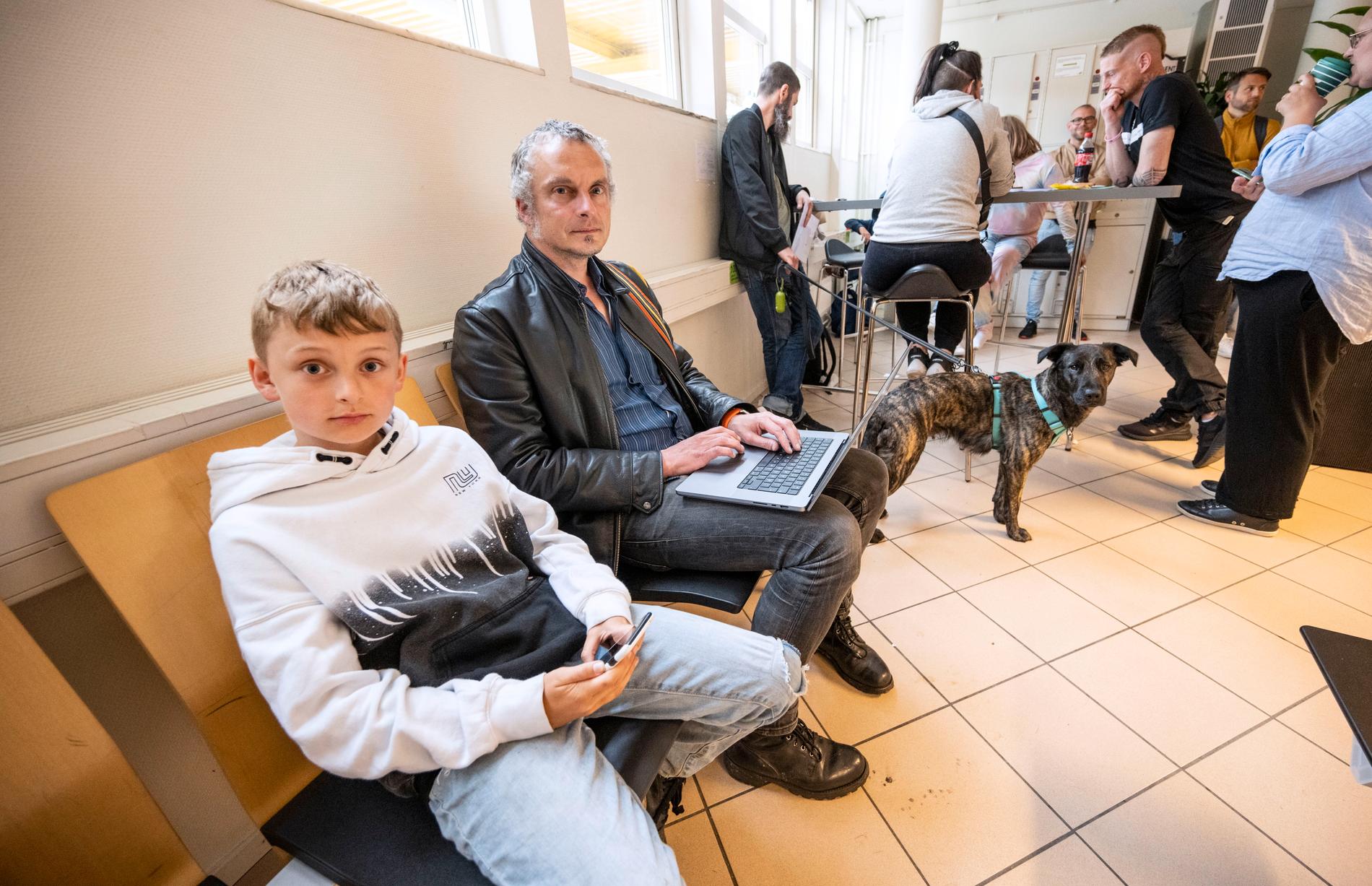 Erik Nylund och sonen Christoph, nio år, väntar på sina tillfälliga pass på Malmö Airport.