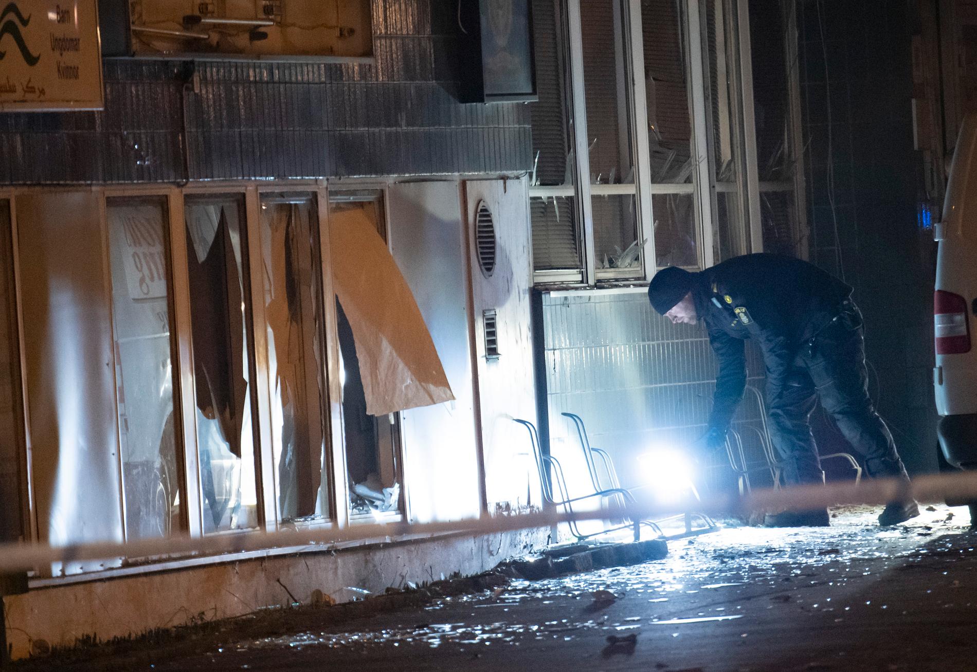 Polisens bomb- och kriminaltekniker arbetar innanför avspärrningarna efter en explosion vid en företagslokal i Malmö natten till fredagen.