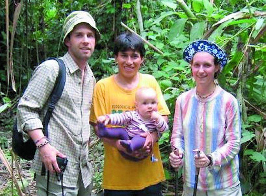 "Många var nyfikna på Emmy och det var öppna famnen mest hela tiden", berättar Henrik. Som här i djupaste regnskogen Manu i Peru.