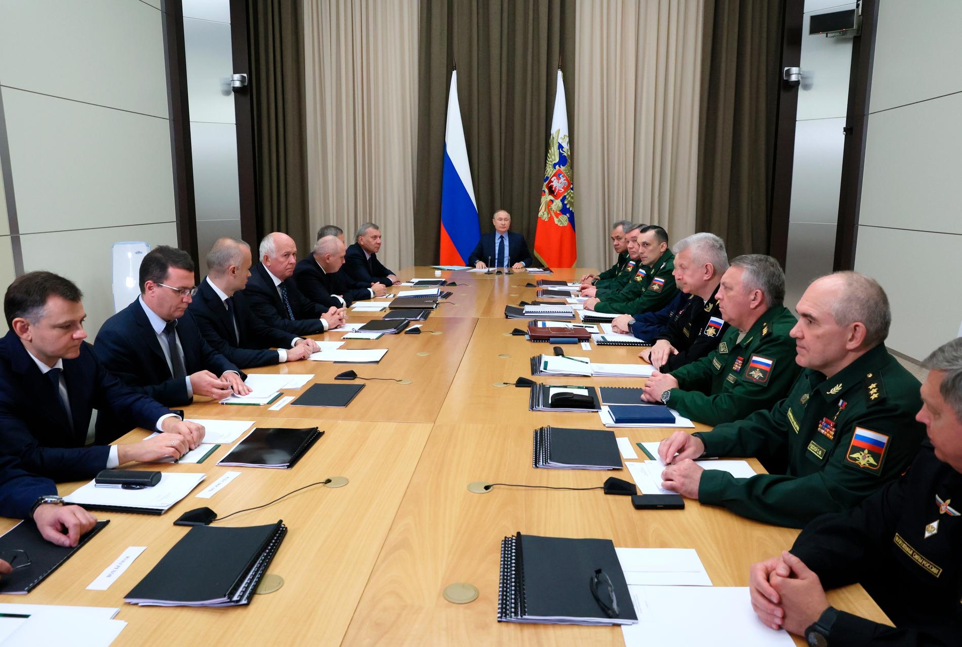 Vladimir Putin och ryska försvarsministeriet i ett möte 2021.