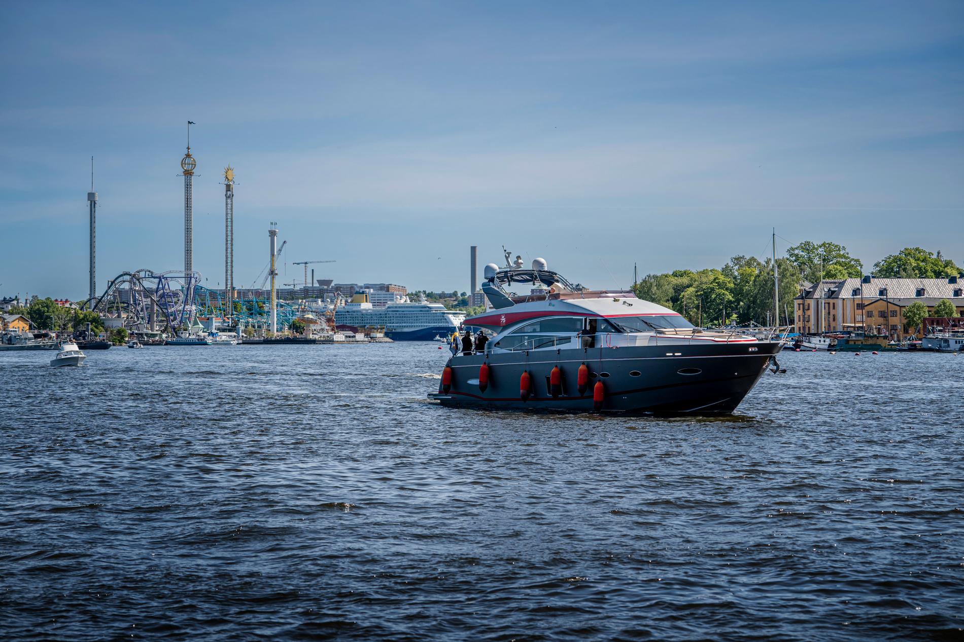 Här åker Jan Emanuel och Dan Bilzerian runt i Stockholm med lyxbåten.