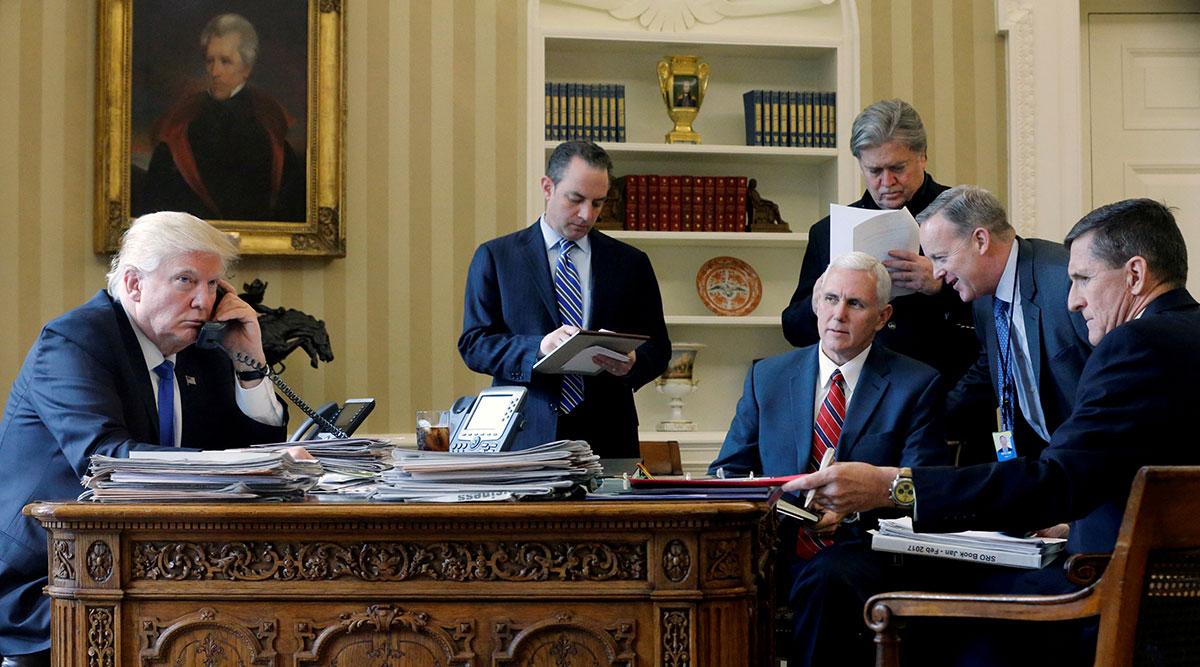 Donald Trump, Reince Priebus, vicepresidenten Mike Pence, Steve Bannon, Sean Spicer och Michael Flynn i ovala rummet den 28 februari. 