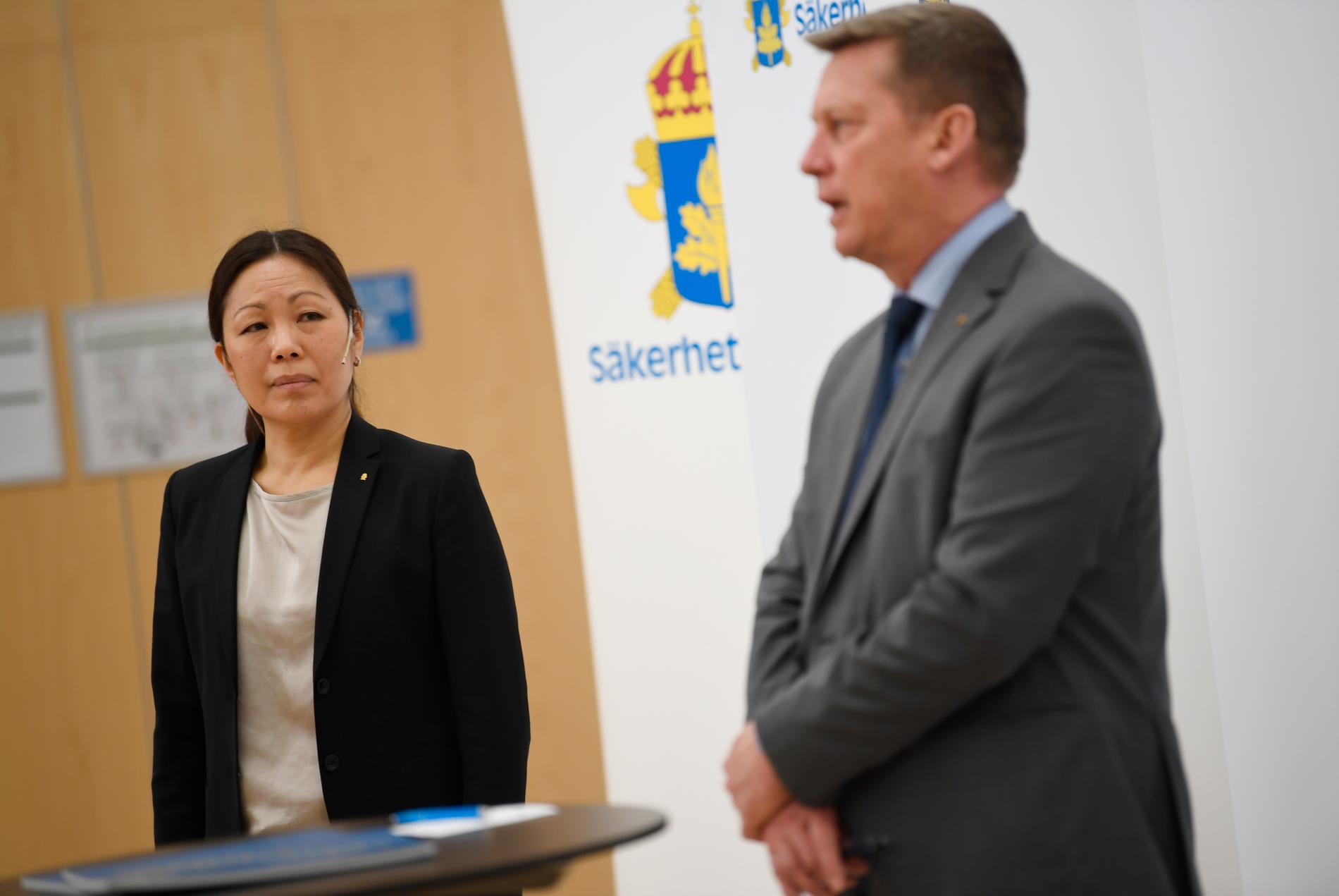 Ahn-Za Hagström och Säpos chef Klas Friberg presenterar Säpos årsbok under en pressträff hos Säkerhetspolisen.