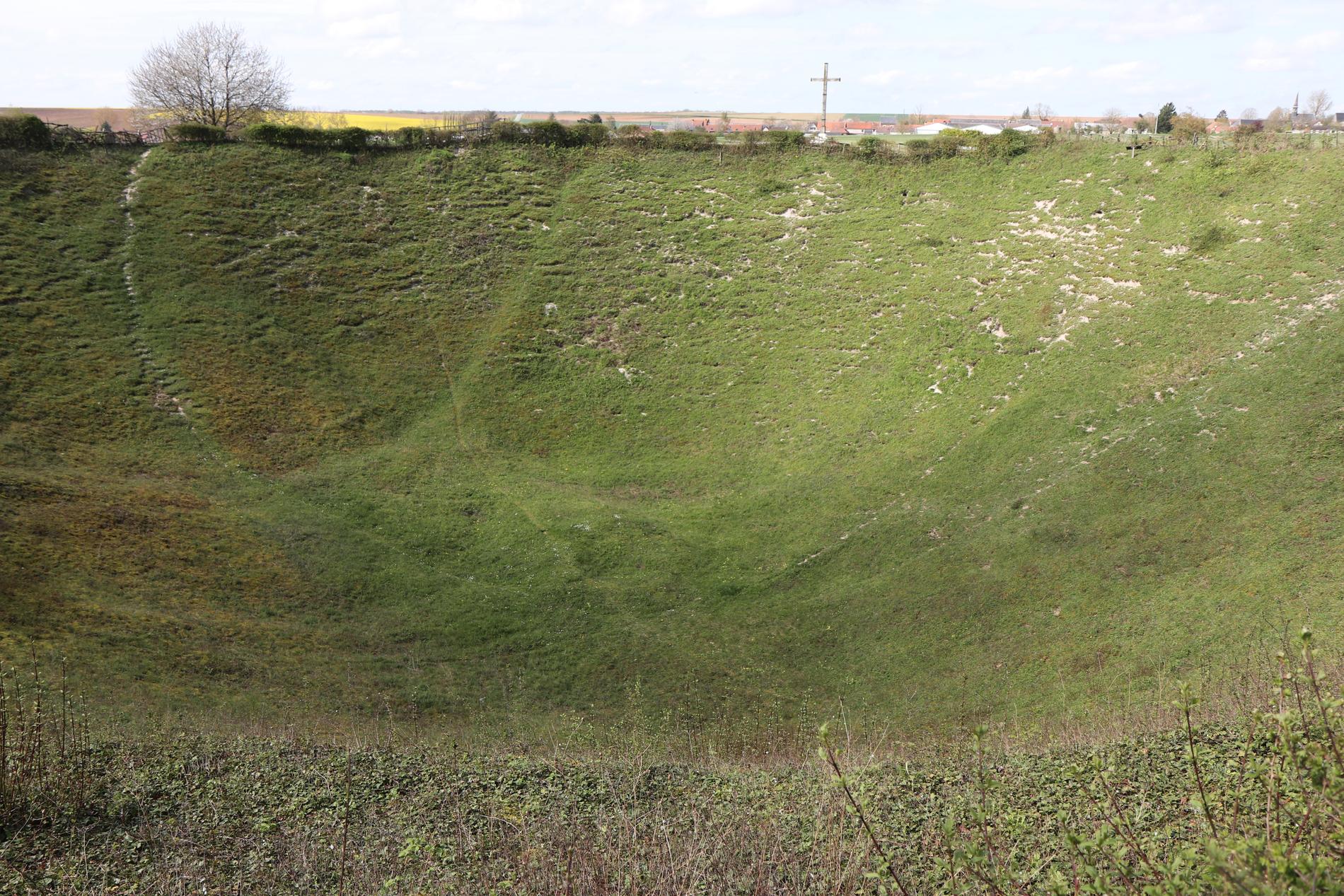 Attacken vid Somme 1 juli 1916 föregicks av en veckas artilleribeskjutning och att de allierade sprängde de tyska linjerna underifrån. Man grävde tunnlar som man fyllde med sprängmedel. De enorma kratrarna finns fortfarande kvar i landskapet. Här kratern Lochnagar, döpt efter ett berg i Skottland.