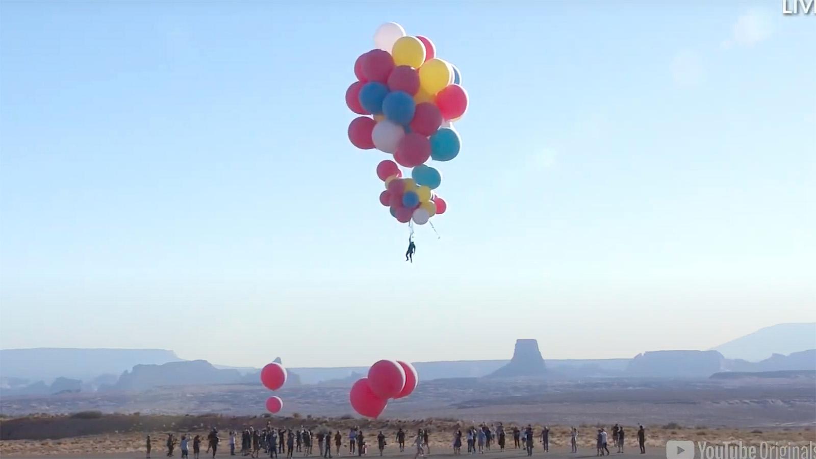David Blaine seglar iväg med sina ballonger över Arizonaöknen.
