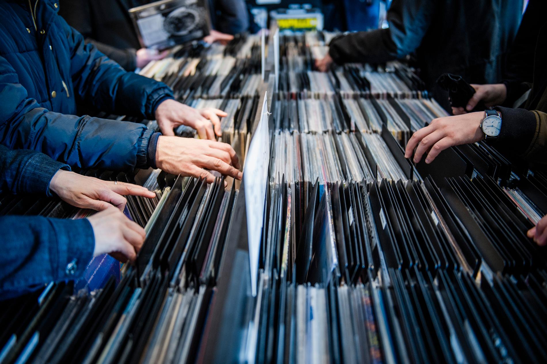 Efter mer än ett halvt decennium med omvända förhållanden är den fysiska försäljningen av musik nu åter mer lönsam än digitala nedladdningar.