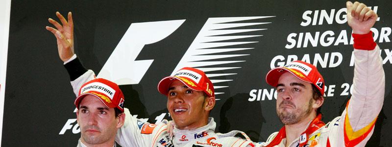 Segraren Lewis Hamilton flankerad av tvåan Timo Glock och trean Fernando Alonso.