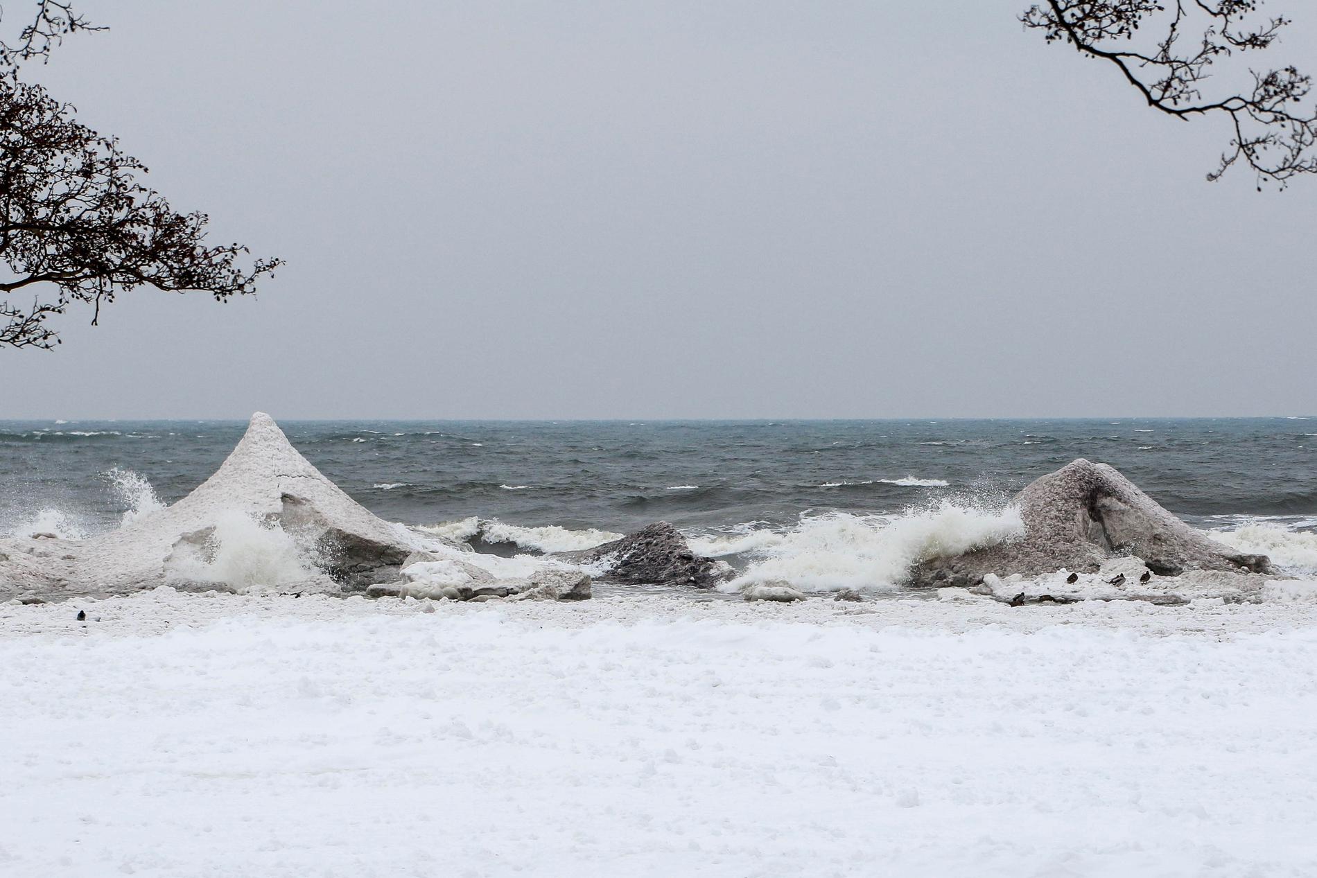 Isvulkaner har formats på stranden. 