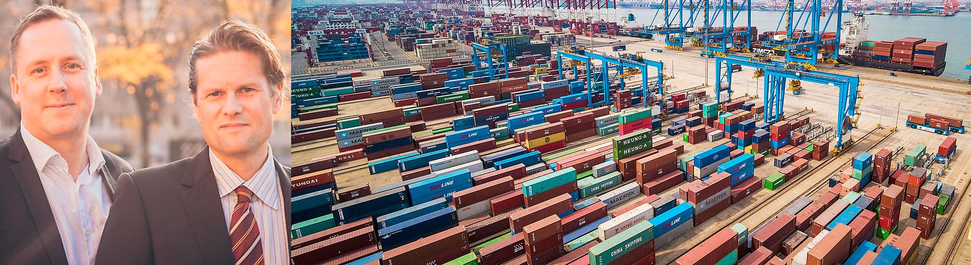 Fredrik Segerfeldts och Mattias Svensson har skrivit boken ”Frihandel för nybörjare”. Till höger syns fartyg som lastas i containerhamnen i Qingdao i östra Kina. Enligt författarna till boken ”Frihandel för nybörjare” är det handel, ­inte arbete, som ligger bakom allt välstånd.