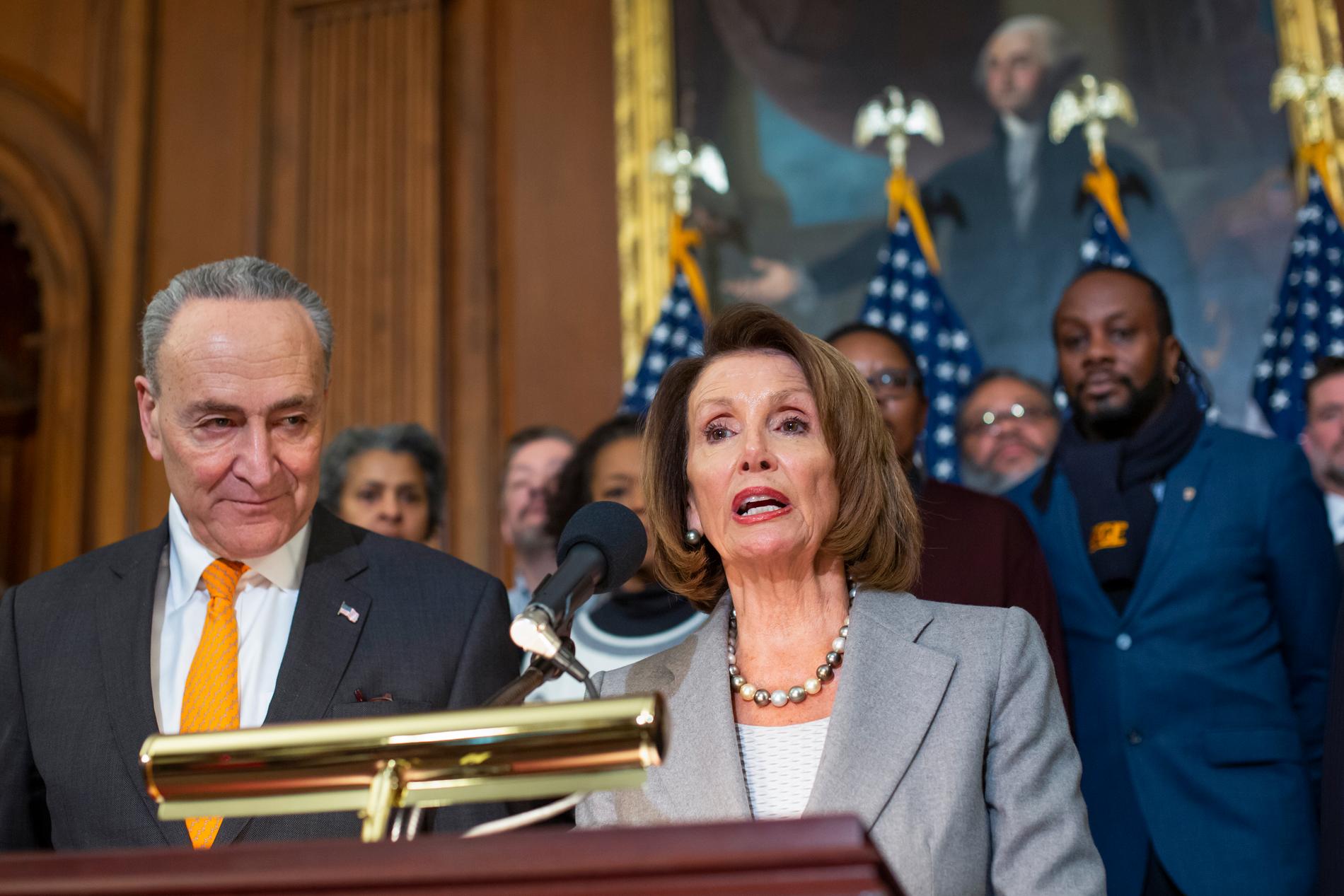 Demokraternas ledare i kongressen, representanthusets talman Nancy Pelosi och senatens minoritetsledare Chuck Schumer.