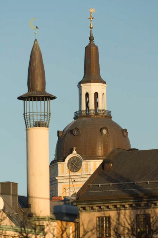 Minareten vid Stockholms moské på Södermalm. I bakgrunden tornet på Katarina kyrka.