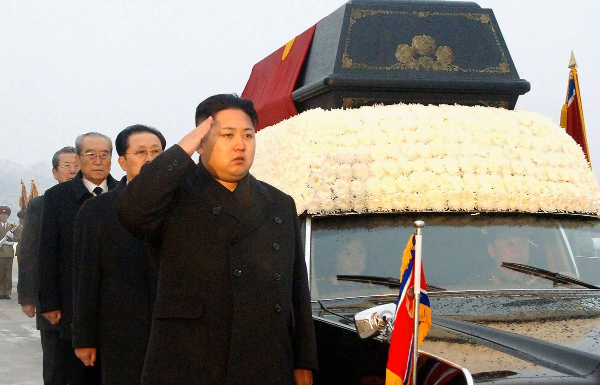 NÄSTAN EN GUD  I och med Kim Jong Ils död har den nordkoreanska propagandamaskinen gått på högvarv för att hylla efterträdaren Kim Jong Un. Retorikens religiösa ton har intensifierats: far, son och farfar Kim Il Sung beskrivs som en gudomlig treenighet.