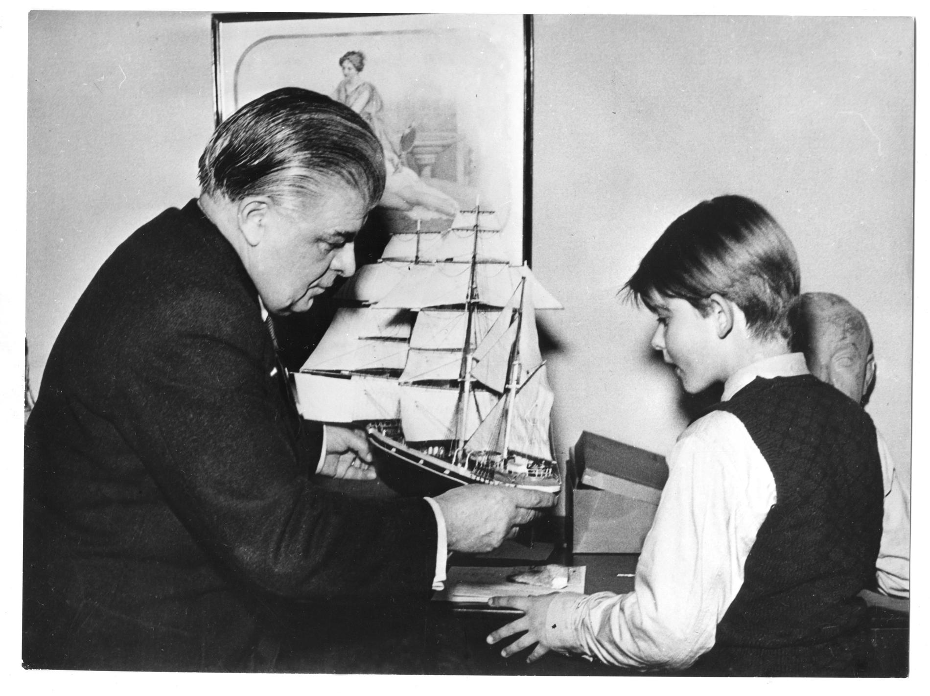 Sven-Bertil Taube med pappa Evert 1945. 