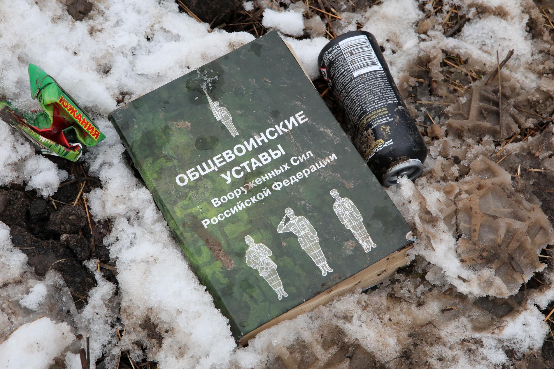 Ett exemplar av en handbok i ryska militära föreskrifter på marken i utkanten av Charkiv.