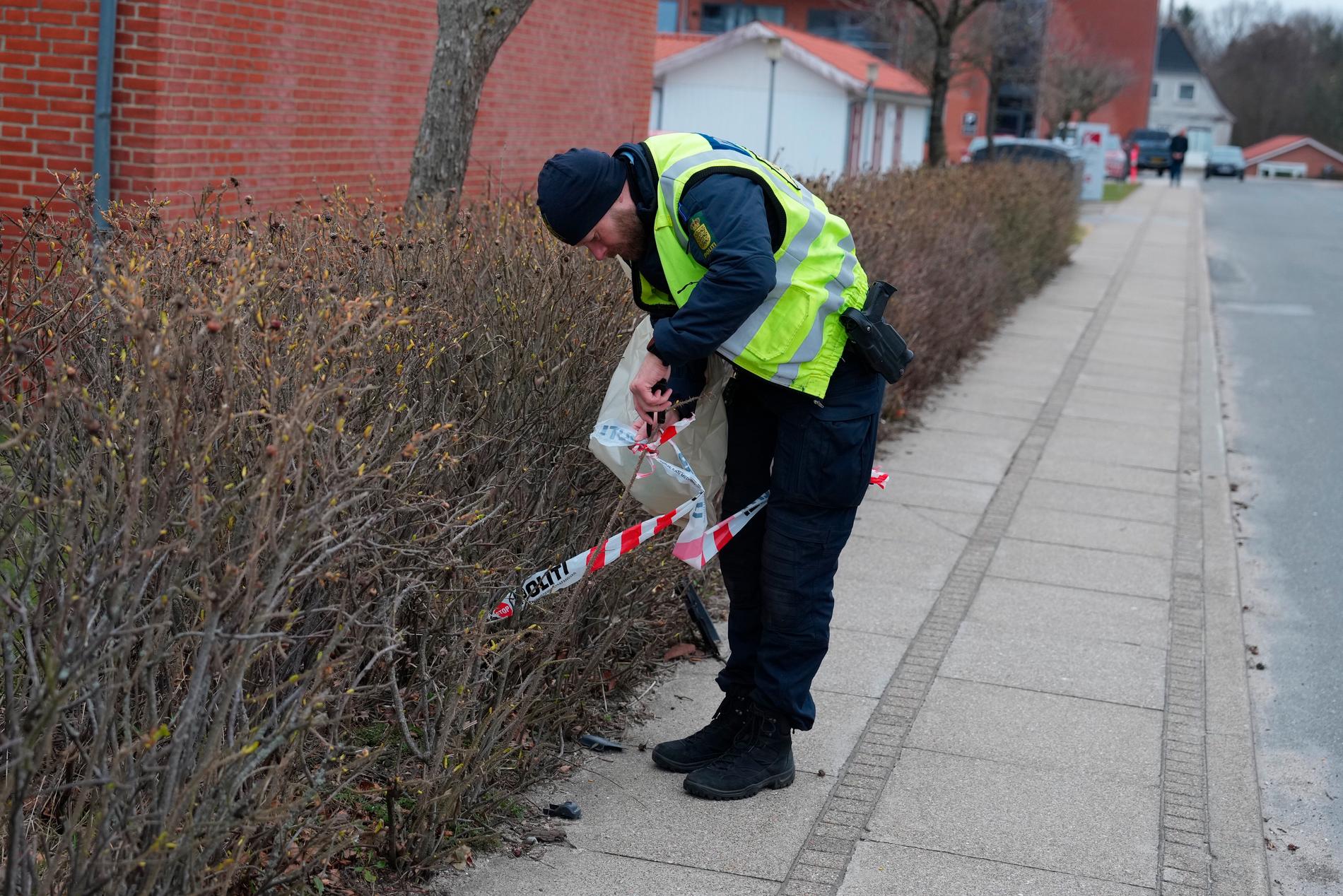 Polis på plats i Hjallerup, där den 13-åriga flickan hittades död.