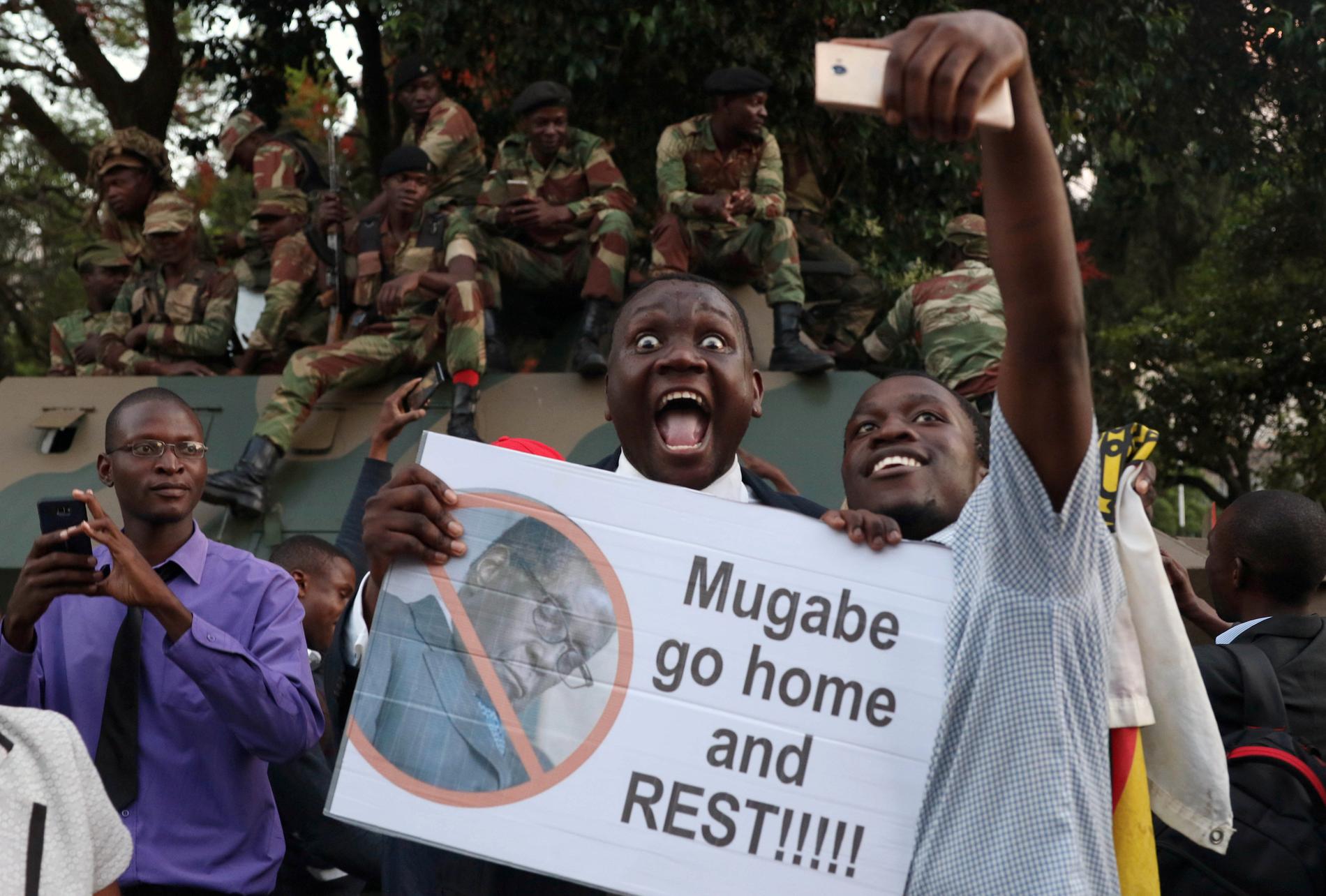 Jublande folkmassor i Harare efter beskedet om Robert Mugabes avgång.