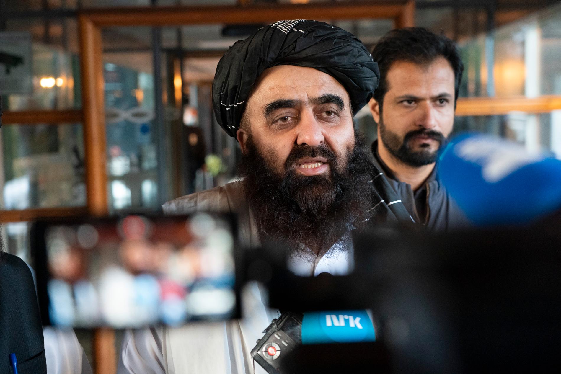 Talibanernas Amir Khan Muttaqi möter pressen utanför Soria Moria hotell i Oslo på måndagen.
