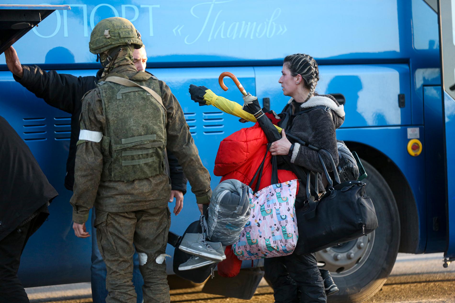 Samtliga kvinnor, barn och äldre uppges ha evakuerats från stålverket i belägrade Mariupol. Bild är från i fredags.