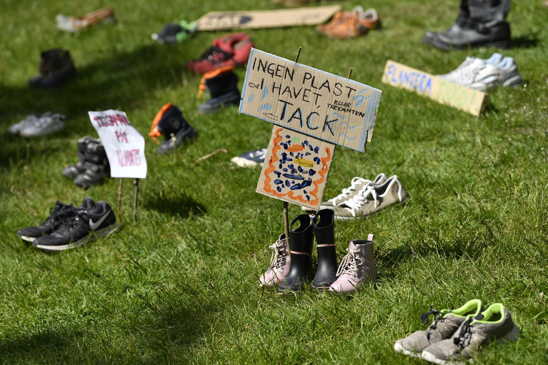 Skor istället för människor – så strejkar klimataktivisterna i coronatider. På lördagen anordnades skostrejker på flera håll i landet, däribland på kollektivhusföreningen Trekanten i Stockholm.