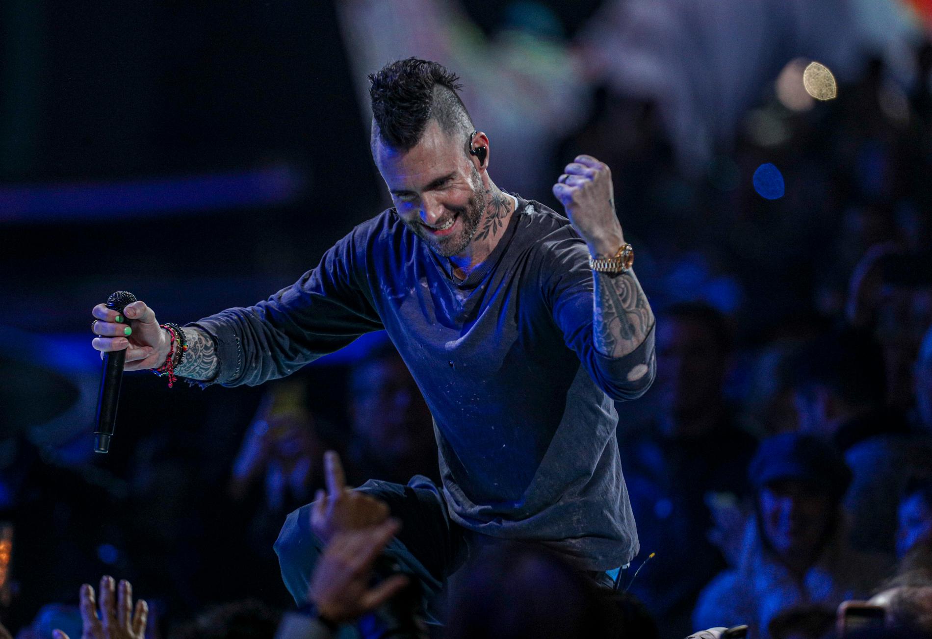 Adam Levine säger att han kämpade mot tekniken när Maroon 5 uppträdde i Chile i veckan.
