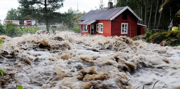 Tre personer evakuerades i en grävskopa från en stuga i Espa i Norge. Båda vägarna och järnvägsförbindelsen är avstängd pga av de stora vattenmängder som föll över området under måndagseftermiddagen.