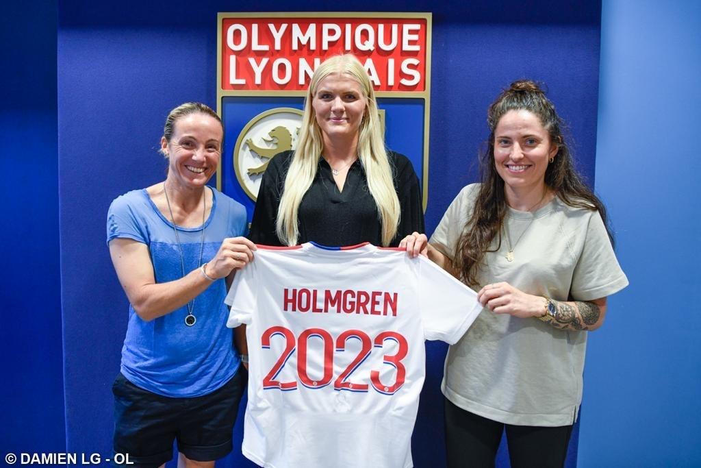Lyons manager Sonia Bompastor, Emma Holmgren och hennes agent Meg vid presentationen i Lyon.