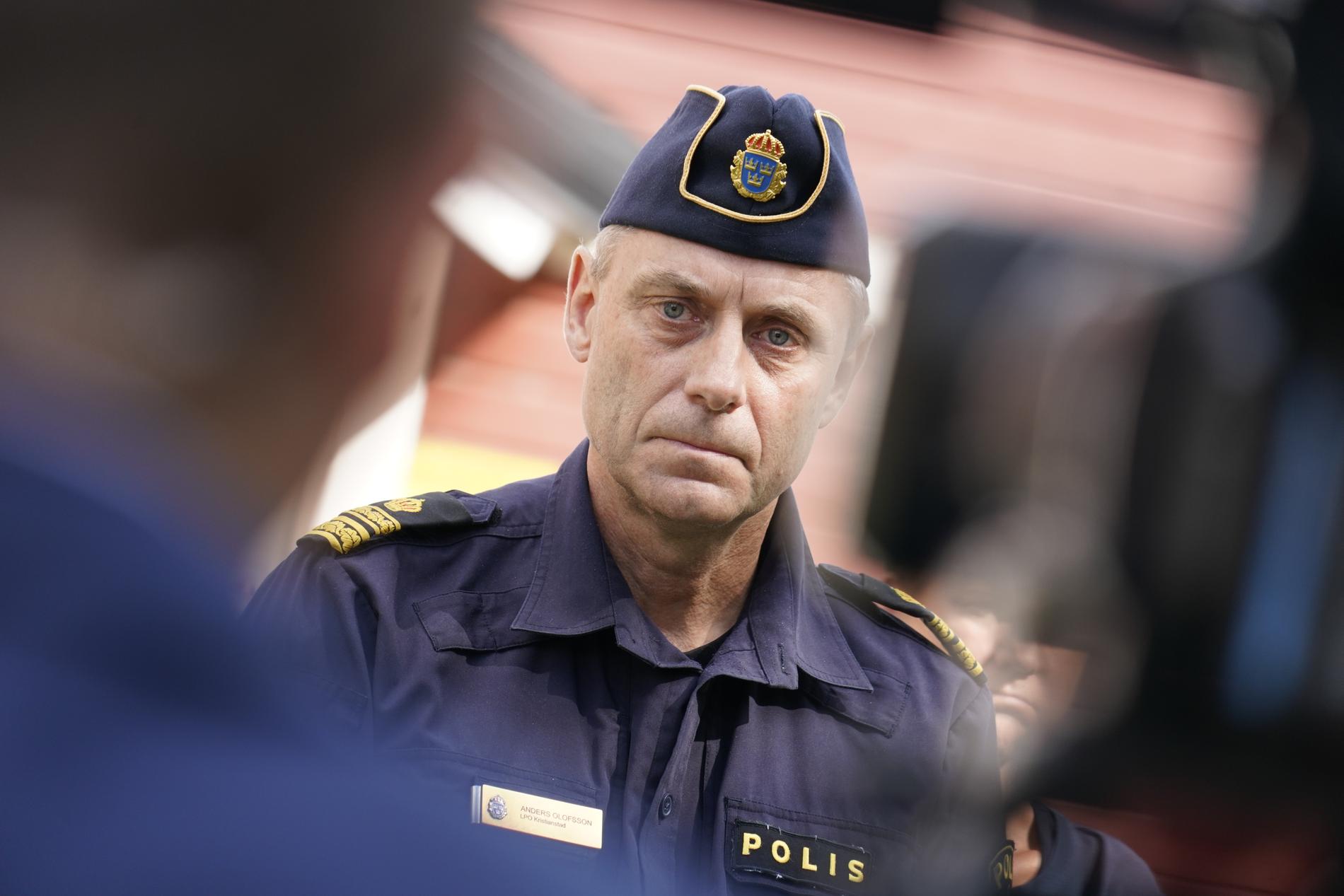 Anders Olofsson lokalpolisområdeschef pratar vid pressträff utanför polishuset i Kristianstad med anledning av gårdagens skjutning