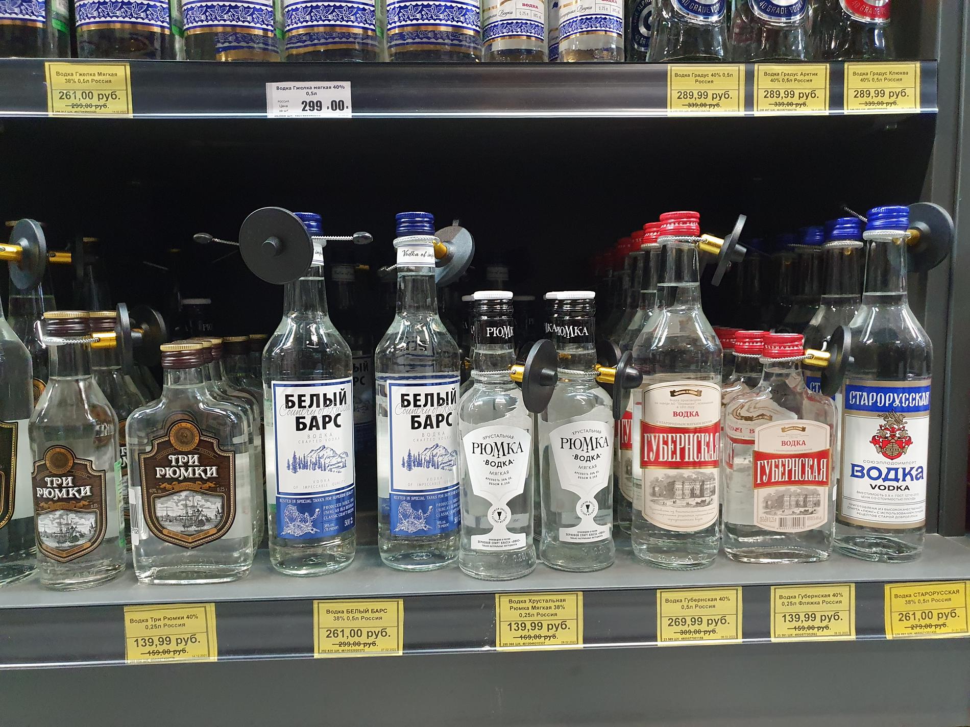 Starorusskaja Vodka och Belyj Bars Vodka kostar 261 rubel för en halvliter, omkring 32 kronor, i Kaliningrad.