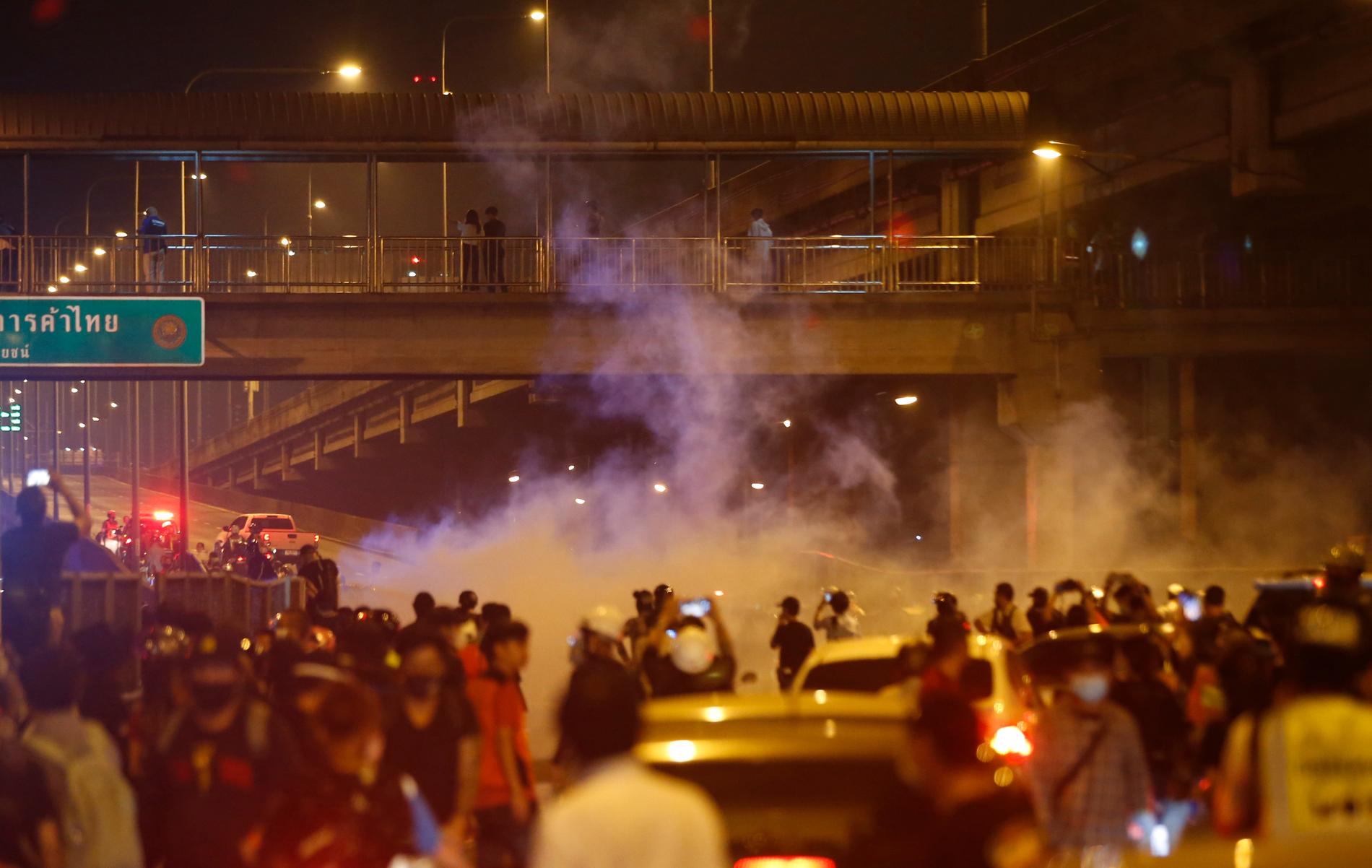 Kravallpolis skjuter tårgasgranater mot demonstranter på söndagen.