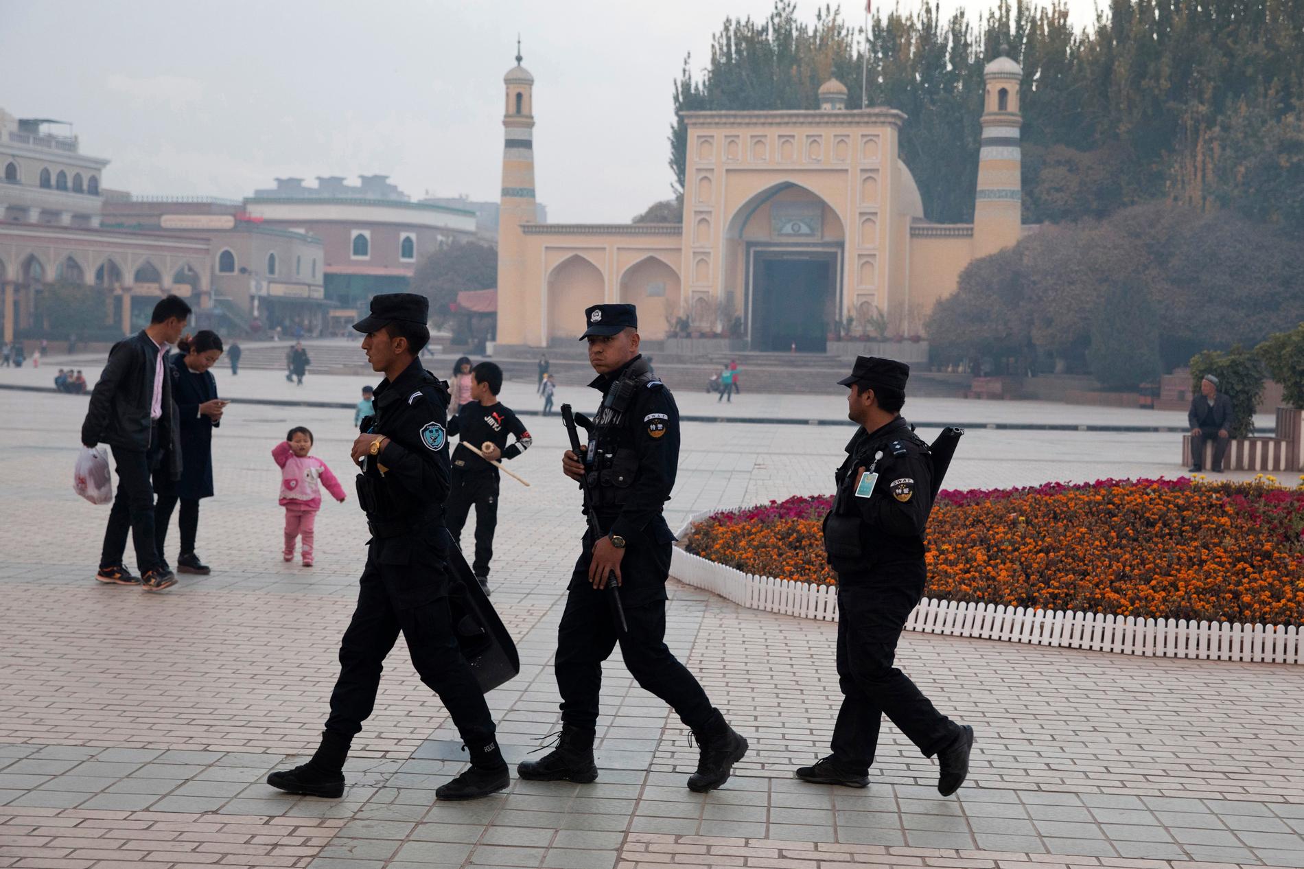 Säkerhetspersonal på patrull i närheten av en moské i Kashgar i Xinjiang-regionen i västra Kina. Arkivbild.