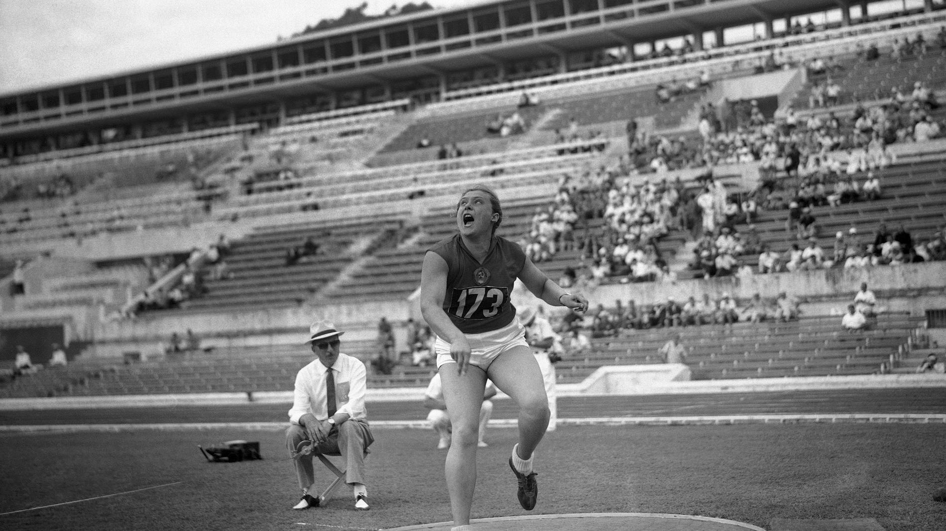 Tamara Press har just stött iväg kulan i kvalet i OS i Rom 1960. Hon skulle senare ta guld i grenen. Press avled i april, 83 år gammal.