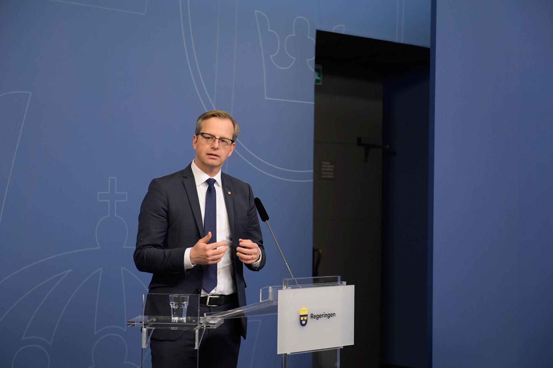 Näringsminister Mikael Damberg (S) på en presskonferens efter Ericssons varselbesked.