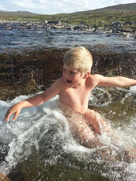 På bilden badar min son, Tim, i en fjällbäck i Stekenjokk, Vilhelmina, Västerbotten