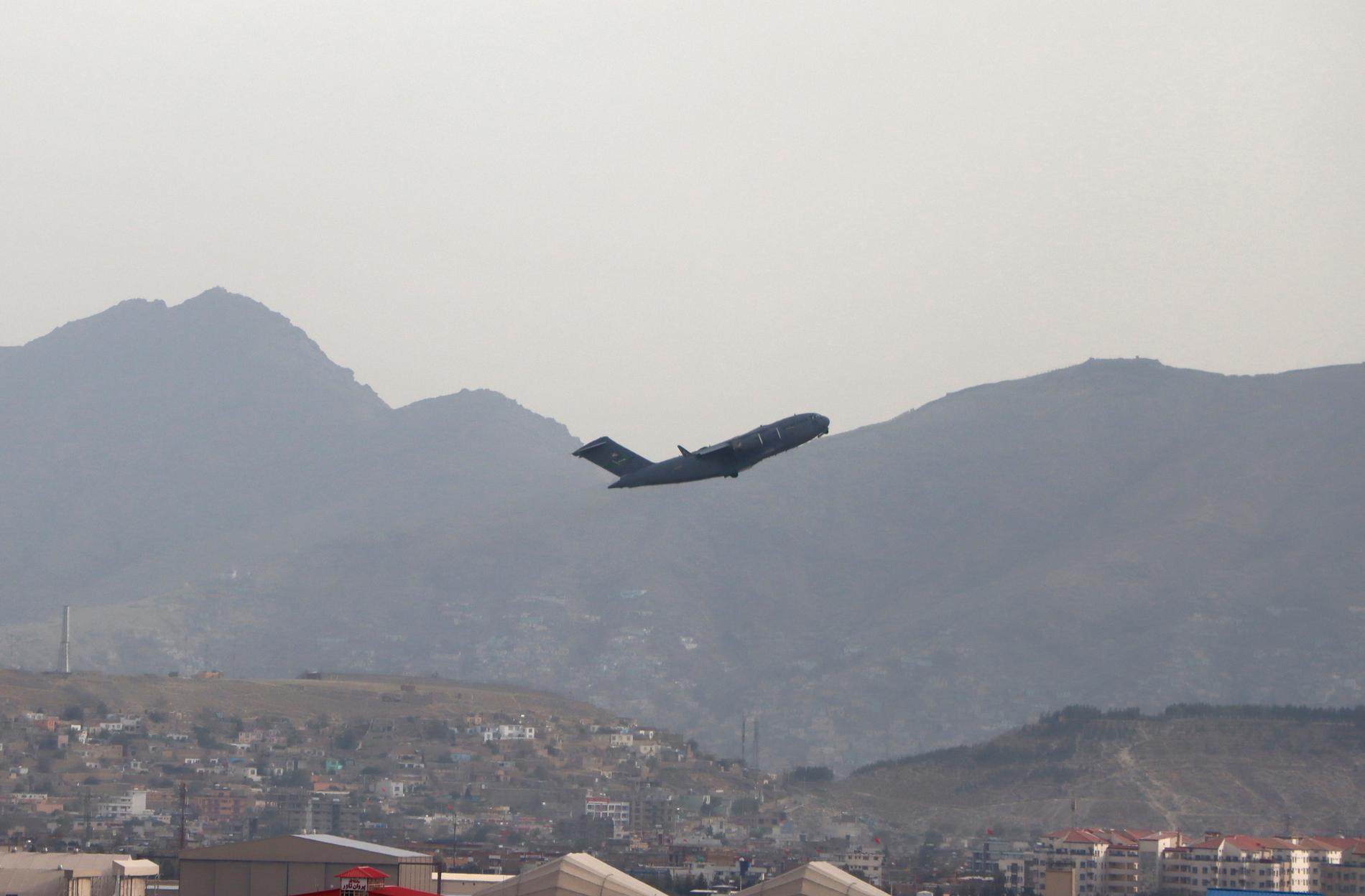 Ett av de sista amerikanska flygen som lämnade Kabul under måndagen.