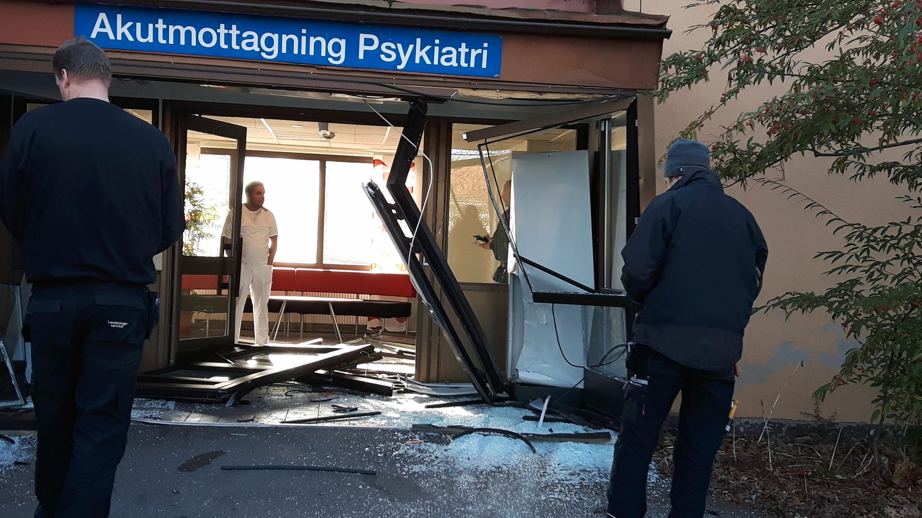 Den förstörda entrén vid Kalmars psykakut.