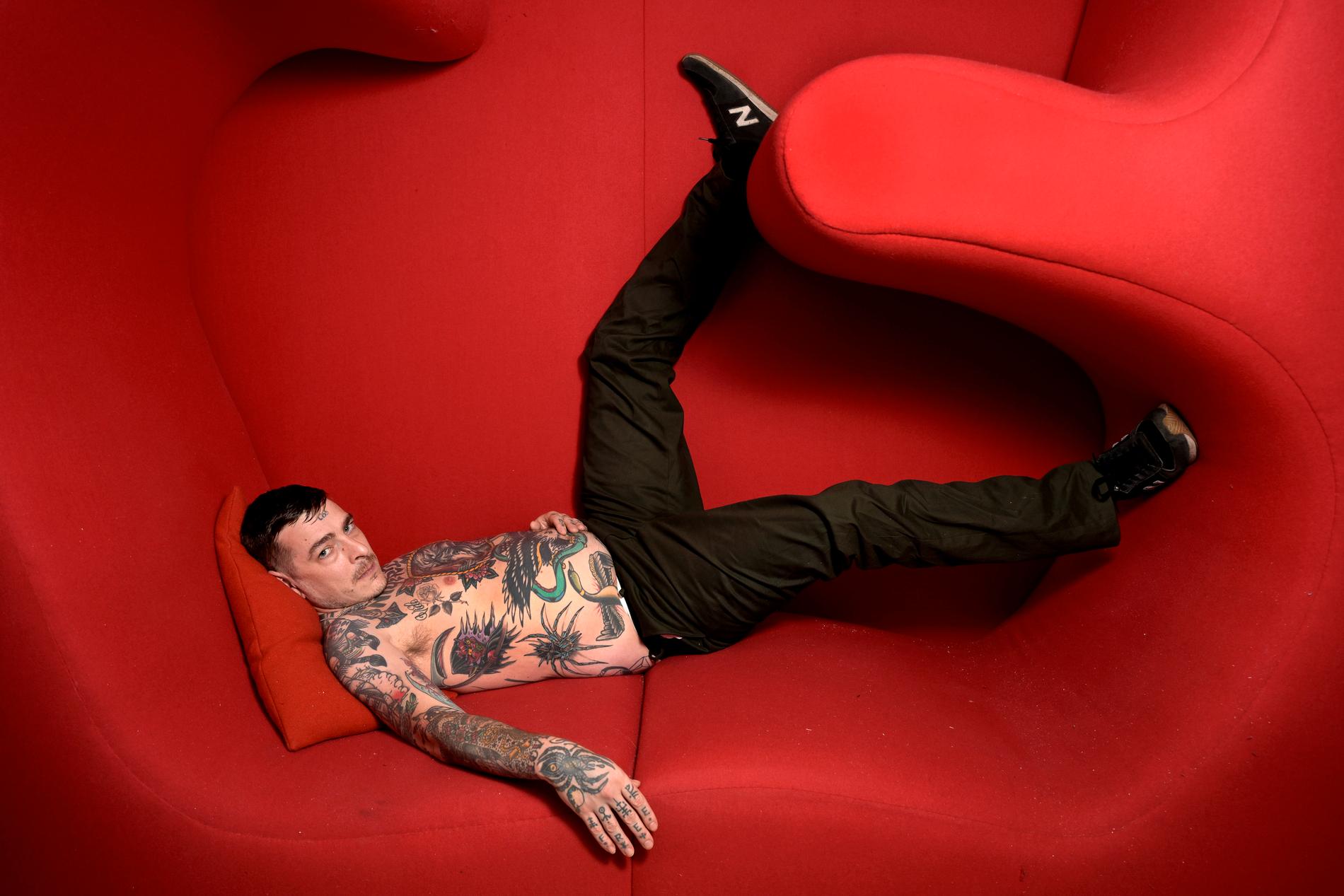 Sebastian Murphy är frontman i punkbandet Viagra Boys och jobbar samtidigt som tatuerare.