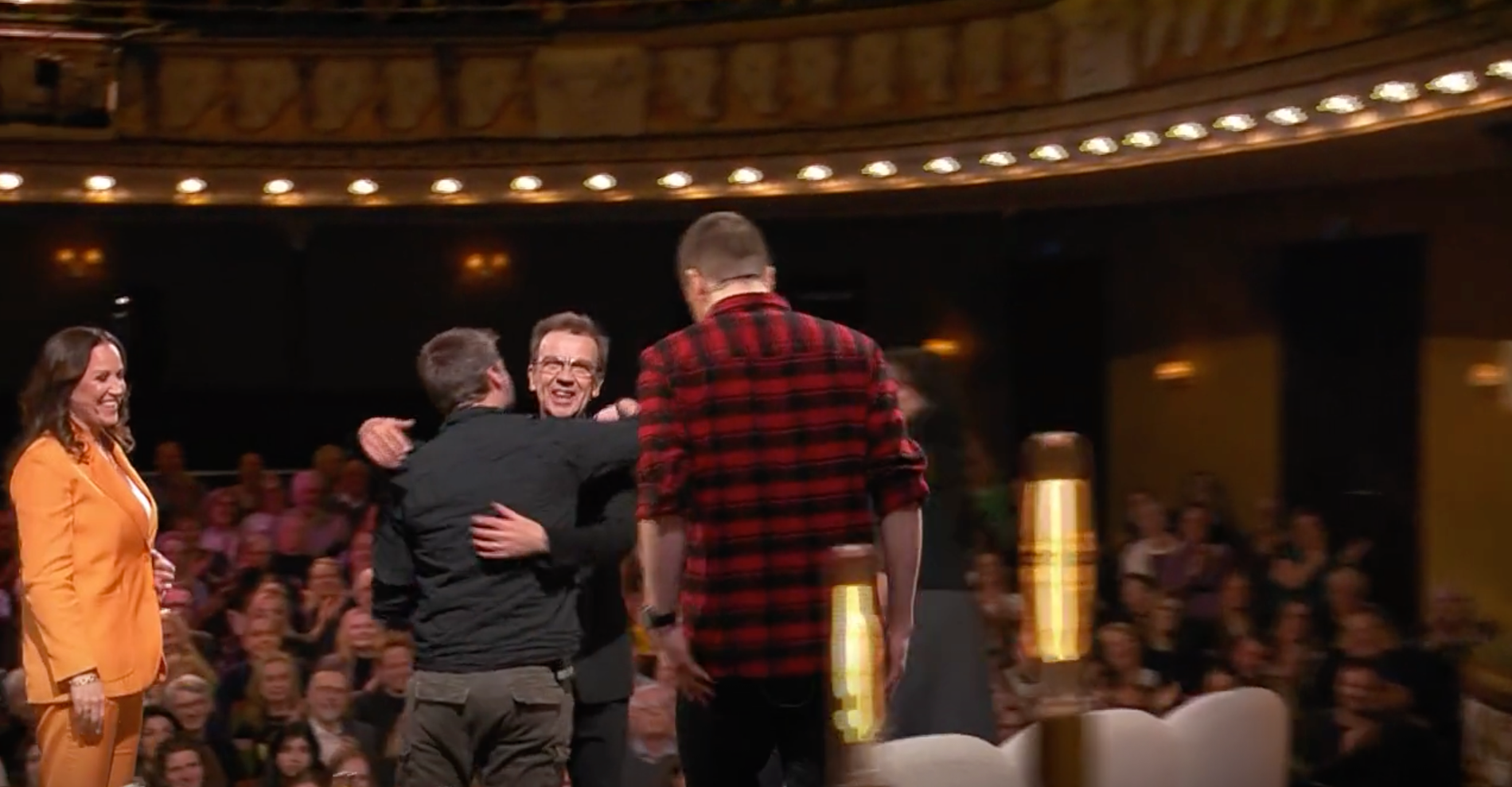 Kramkalas och glädje när sönerna Oliver och Jonathan kommer ut på scenen. 