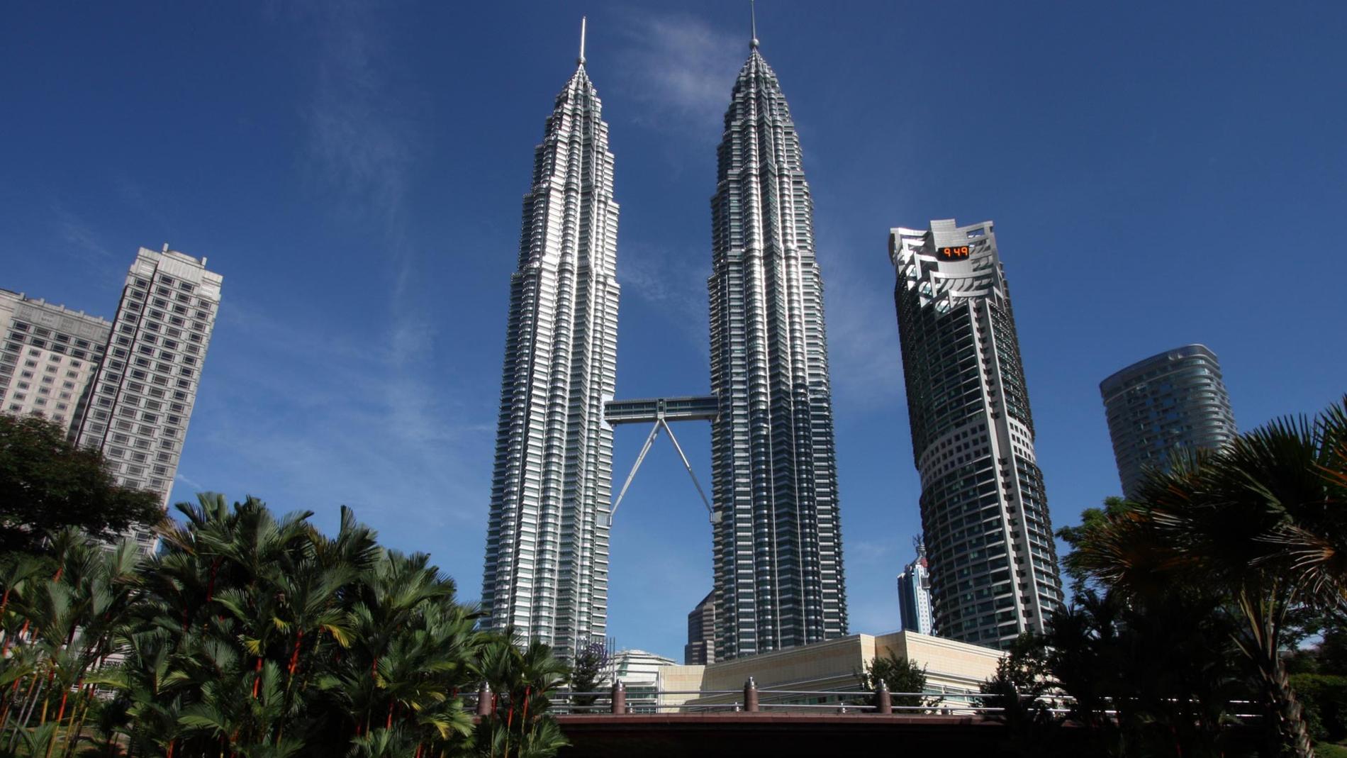 Vill du få mest shoppping för pengarna är Malaysias huvudstad Kuala Lumpur helt rätt. Under stans mest kända landmärke, Petronas tvillingtorn, ligger för övrigt en av många stora shoppinggallerior i centrala KL.