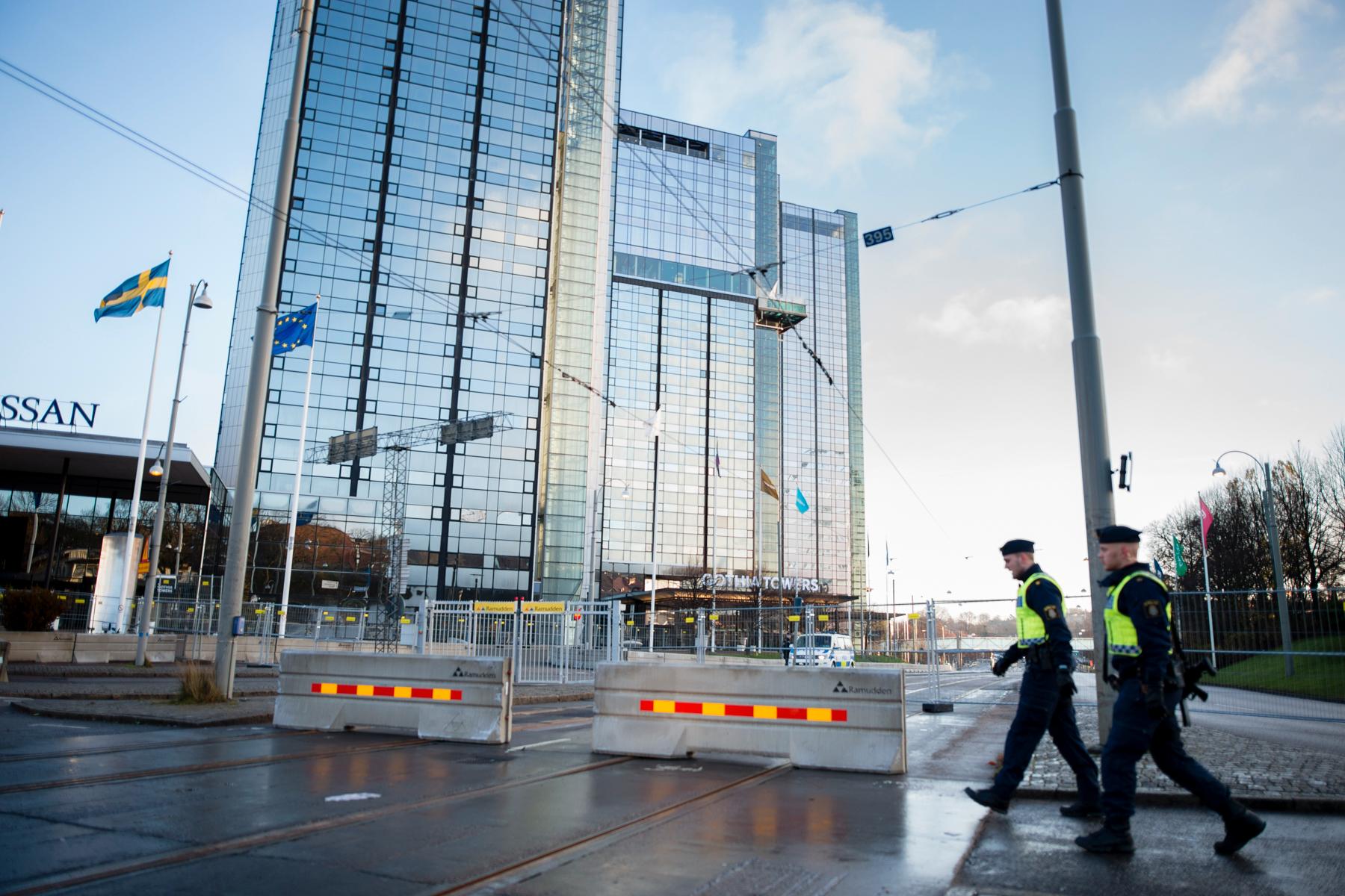 Avspärrningar och polisbevakning utanför hotell Gothia Towers i Göteborg inför EU-toppmötet.