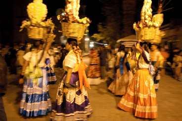 Nyare katolska traditioner blandas med indianernas sedvänjor i sång, dans och skådespel.
