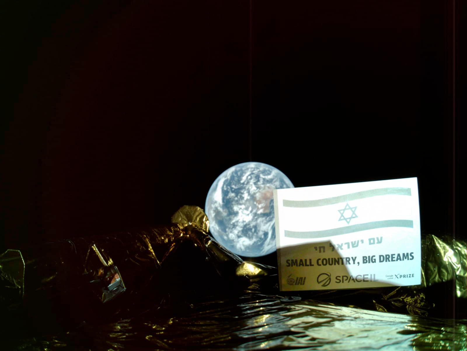 Den israeliska rymdfarkosten Beresheet med Jorden i bakgrunden.