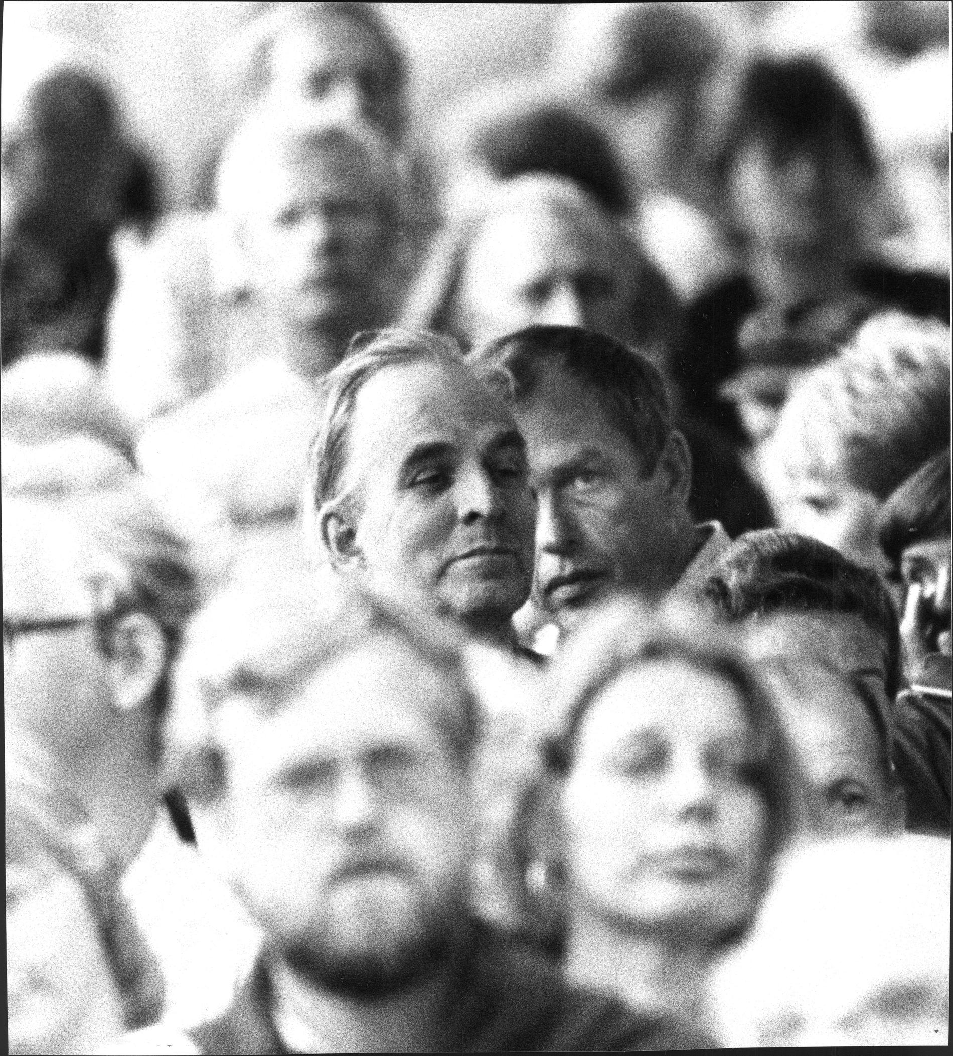 Ingmar Bergman och Jörn Donner lyssnar på Olof Palmes tal i Almedalen. Donner producerade regissörens storfilm ”Fanny och Alexander” 1982. 