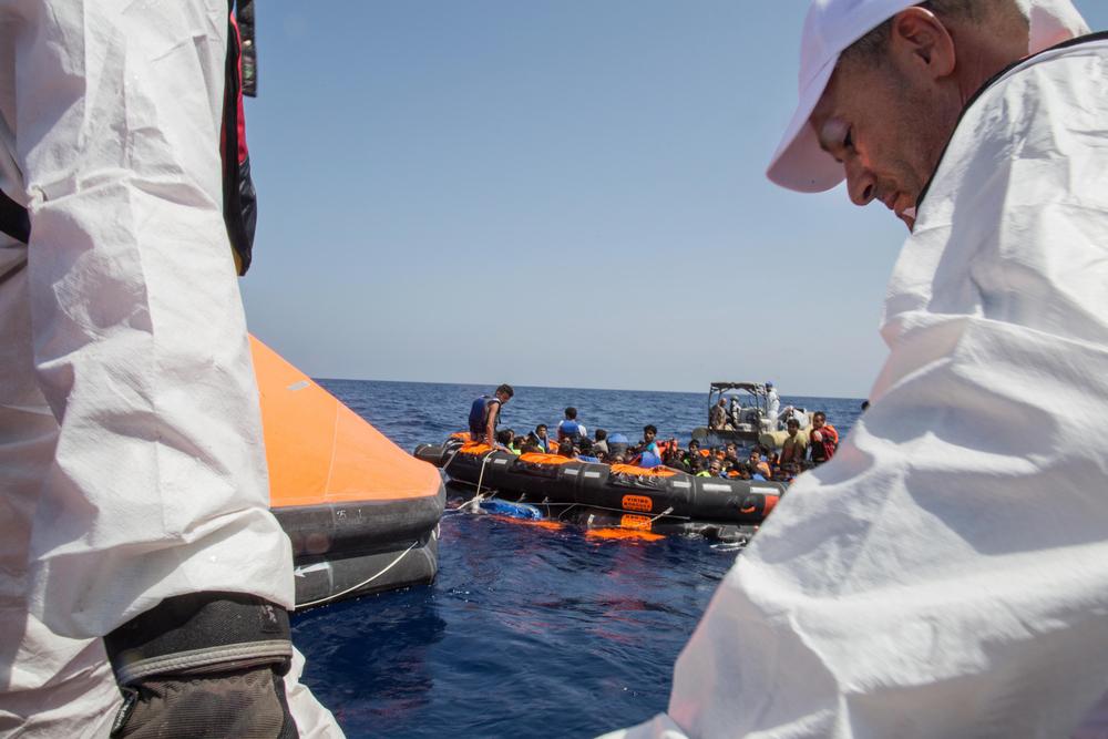 Överlevare från den sjunkande båten på Medelhavet den 5 augusti tas ombord på båtar från Irländska och Italienska kustbevakningen.